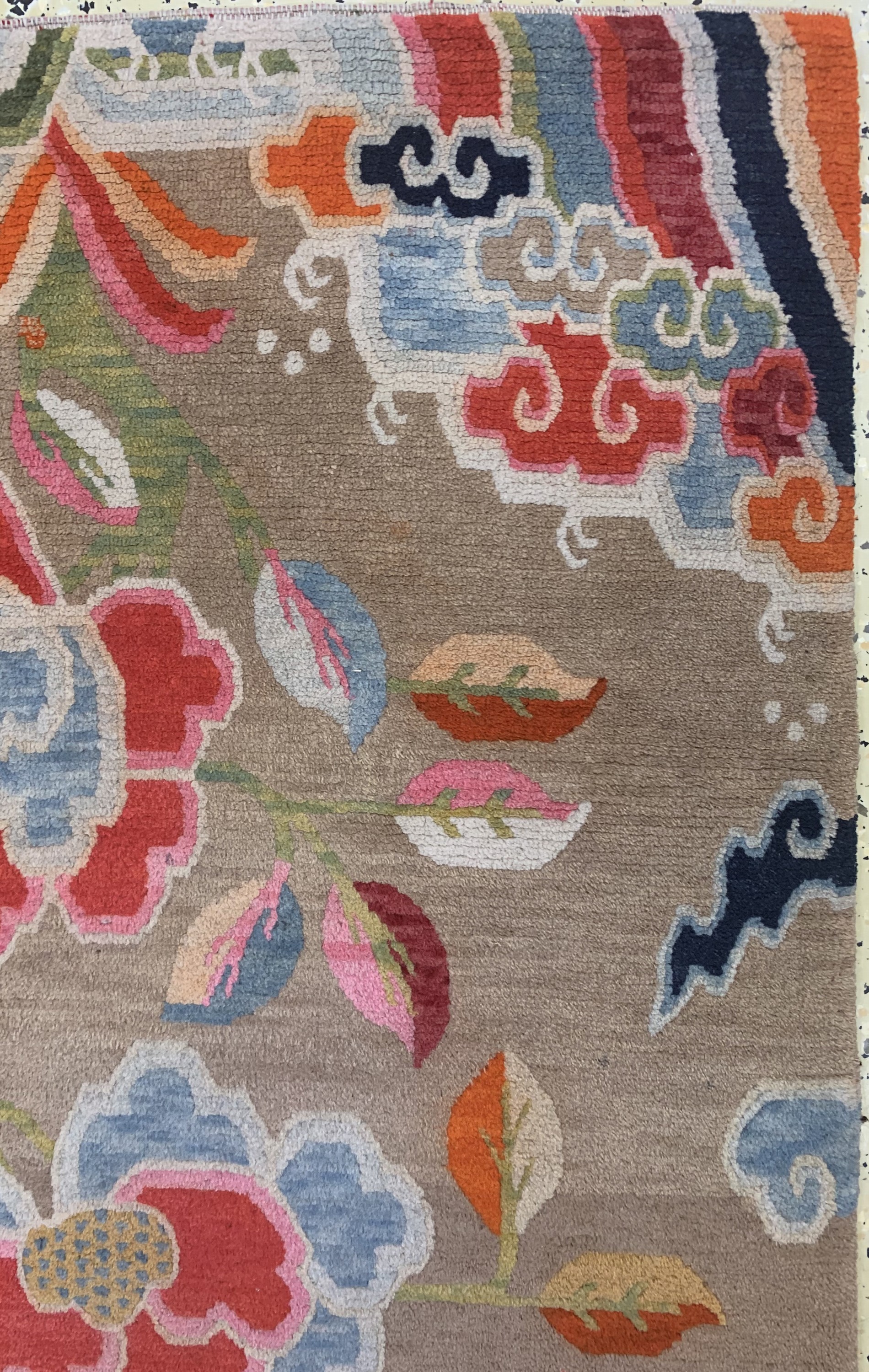 Detail c: Shigatse "Khaden", Tibet, um 1920, Wolle auf Baumwolle, ca. 145 x 89 cm, EHZ: 2, minimal Mottenfraß