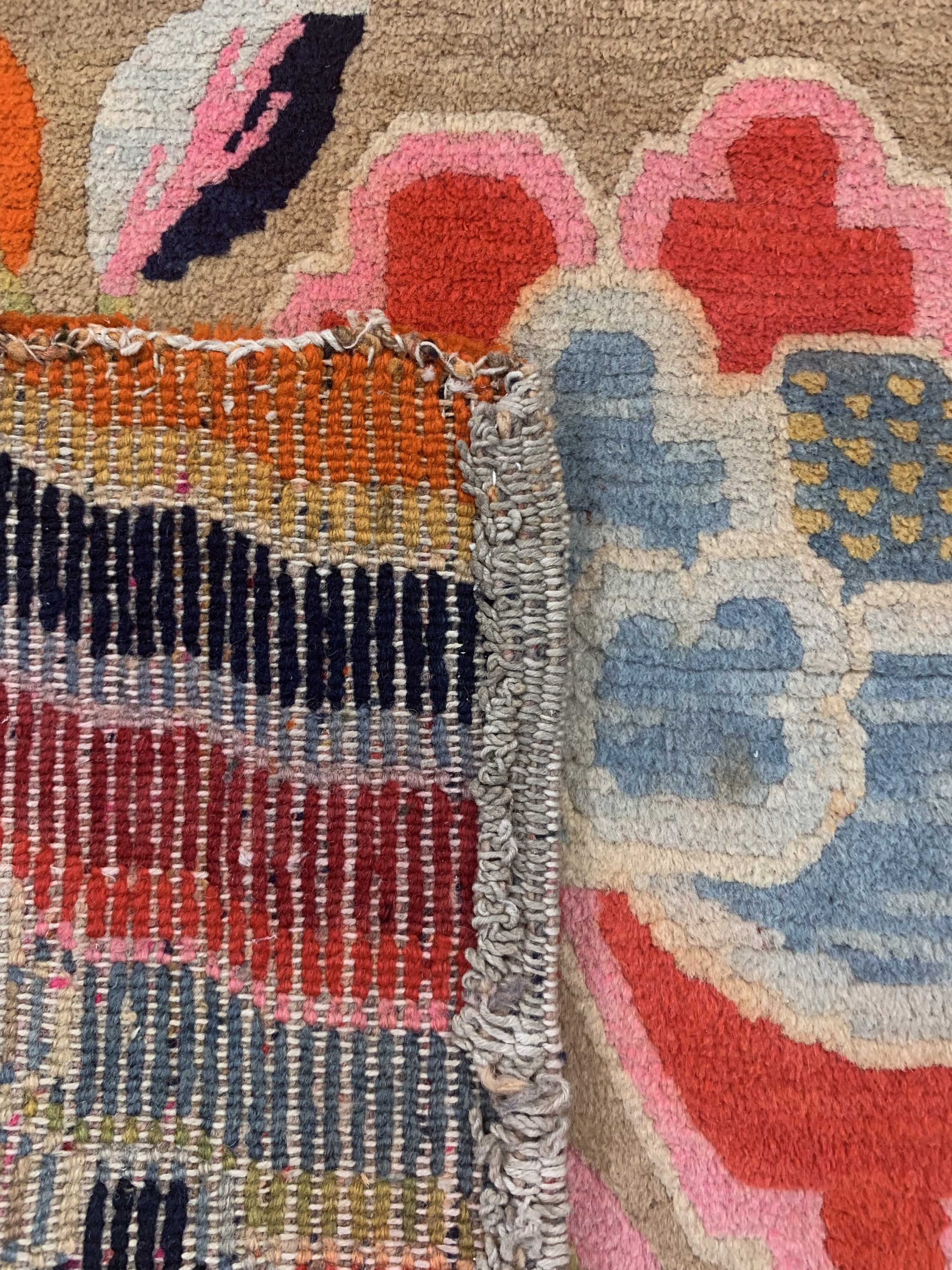 Detail e: Shigatse "Khaden", Tibet, um 1920, Wolle auf Baumwolle, ca. 145 x 89 cm, EHZ: 2, minimal Mottenfraß