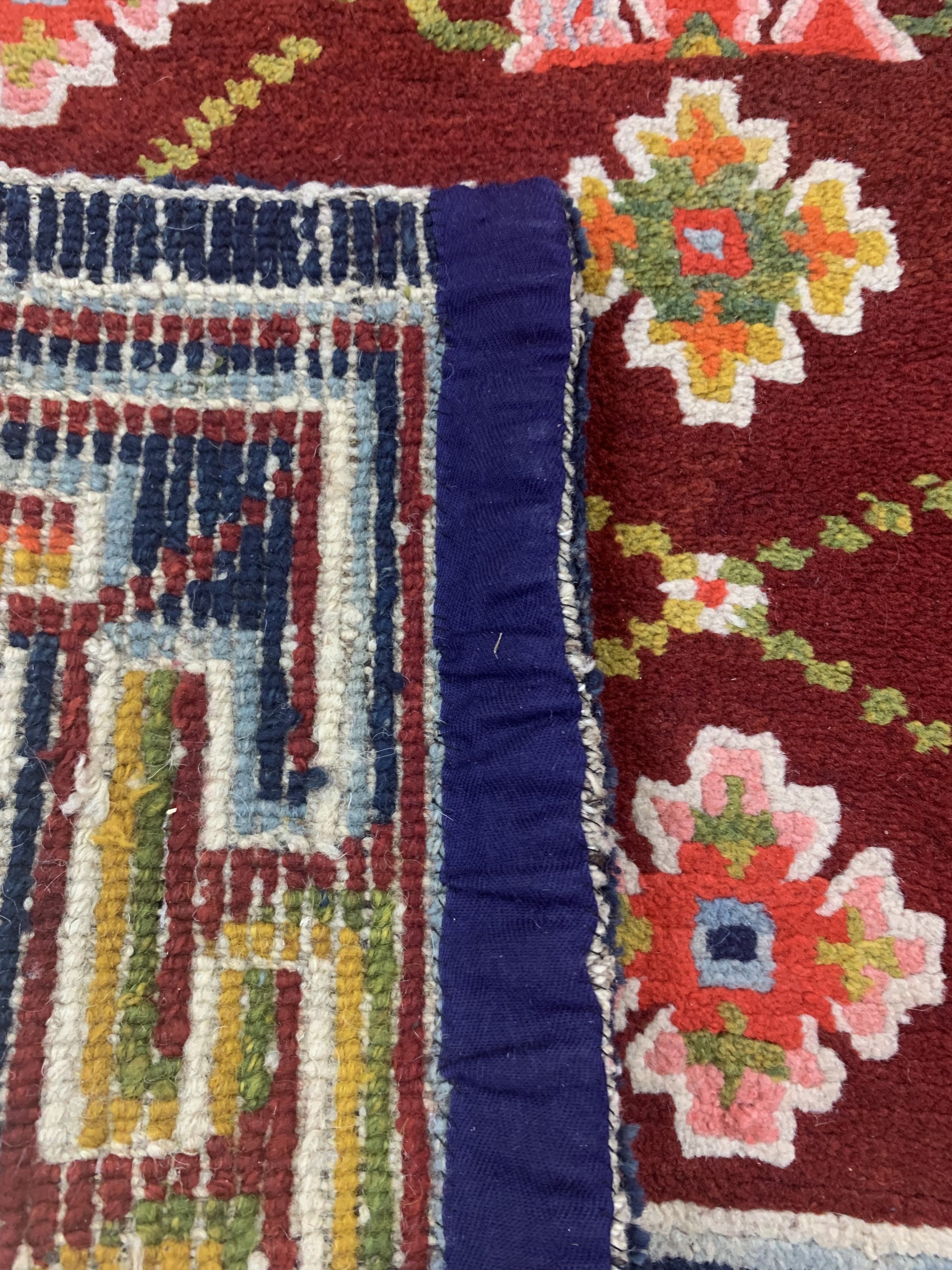 Detail d: 2 Lot Tibet Khaden, um 1920, Wolle auf Baumwolle, ca. 160 x 89 cm, EHZ: 2, minimaler Mottenfraß, ca.2cm Loch.