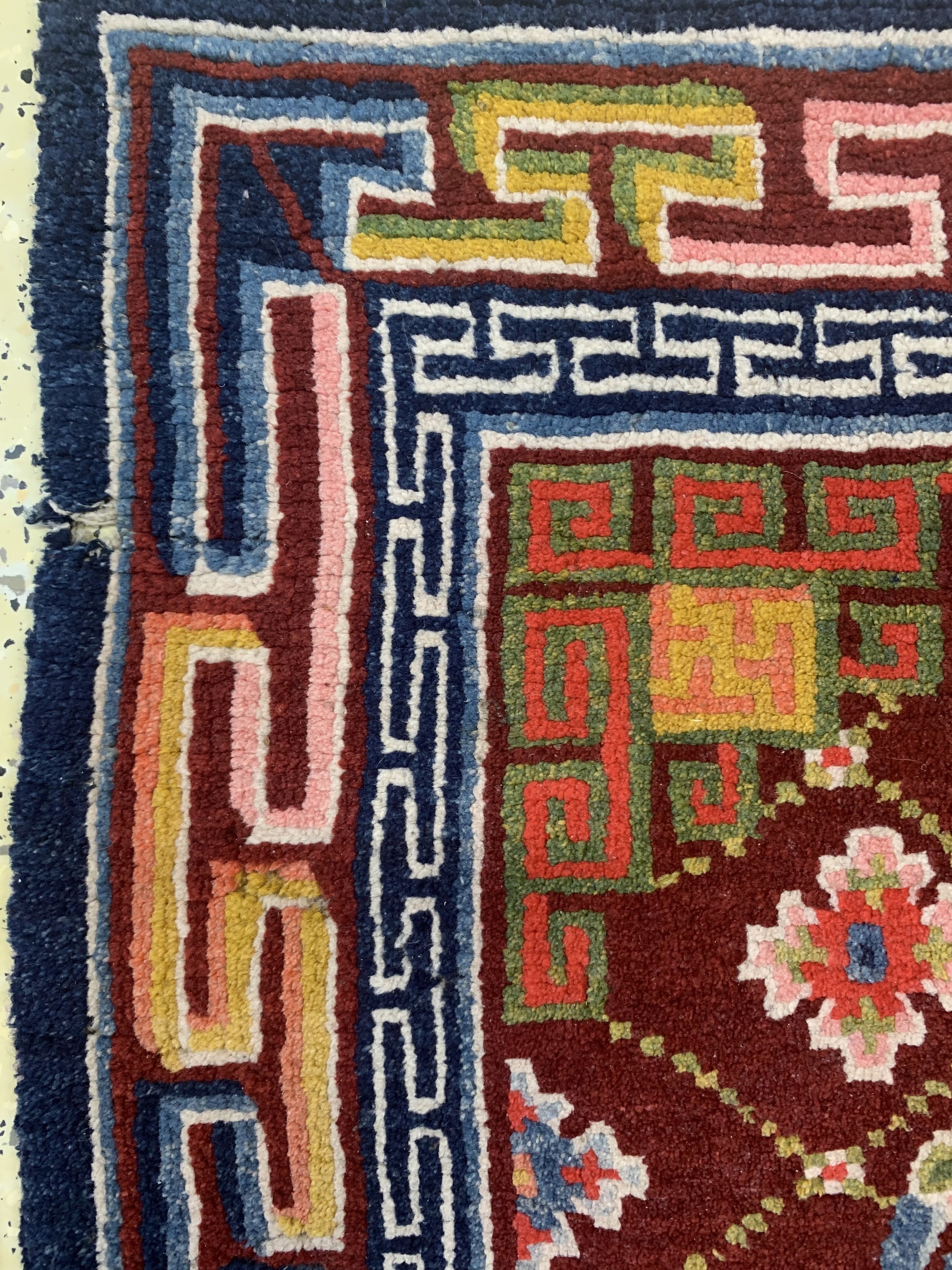 Detail g: 2 Lot Tibet Khaden, um 1920, Wolle auf Baumwolle, ca. 160 x 89 cm, EHZ: 2, minimaler Mottenfraß, ca.2cm Loch.