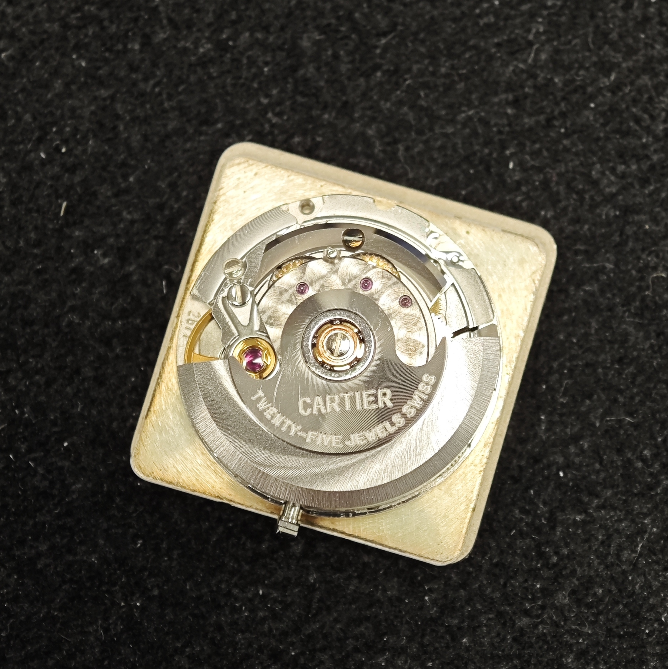 Detail e: CARTIER Santos Herrenarmbanduhr, Automatik, Edelstahl/Gold kombiniert inkl. Gliederband m. Faltschl., Monocoque-Geh., Lünette 8-fach verschr., ...