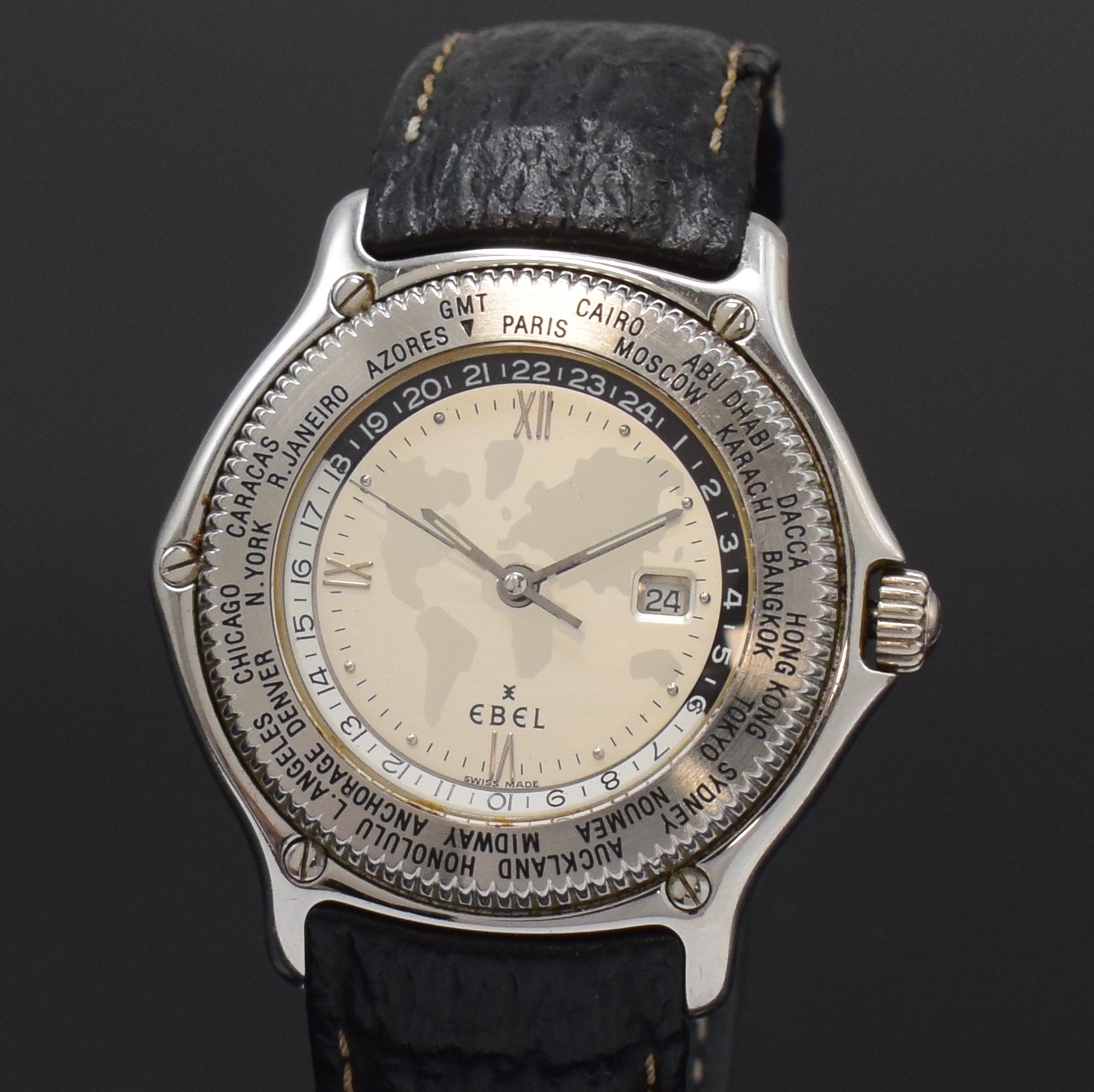 Detail a: EBEL Voyager Herrenarmbanduhr mit Weltzeitanzeige Referenz 9124913, Automatik, Schweiz um 1998, Edelstahlgeh. inkl. Lederband m. Faltschl., Boden ...