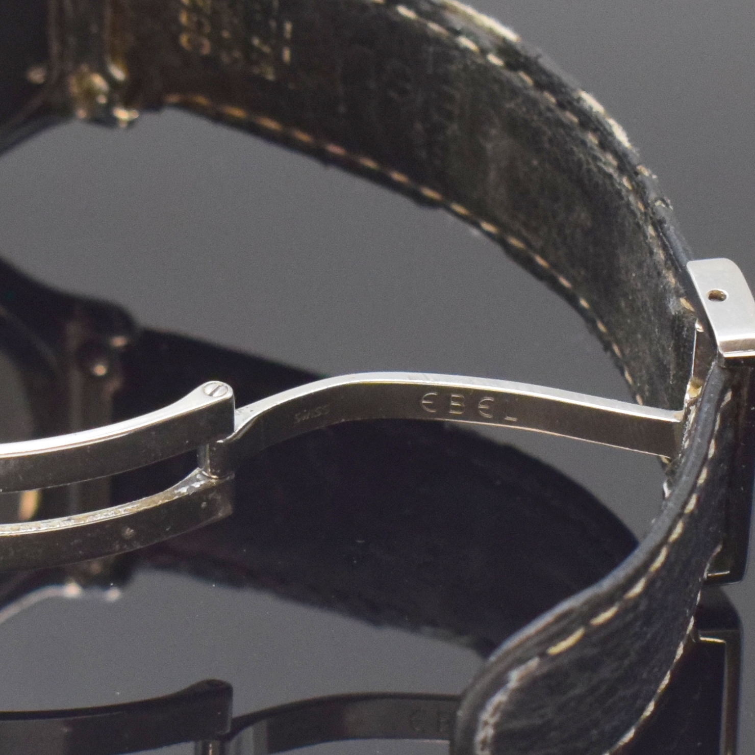 Detail b: EBEL Voyager Herrenarmbanduhr mit Weltzeitanzeige Referenz 9124913, Automatik, Schweiz um 1998, Edelstahlgeh. inkl. Lederband m. Faltschl., Boden ...