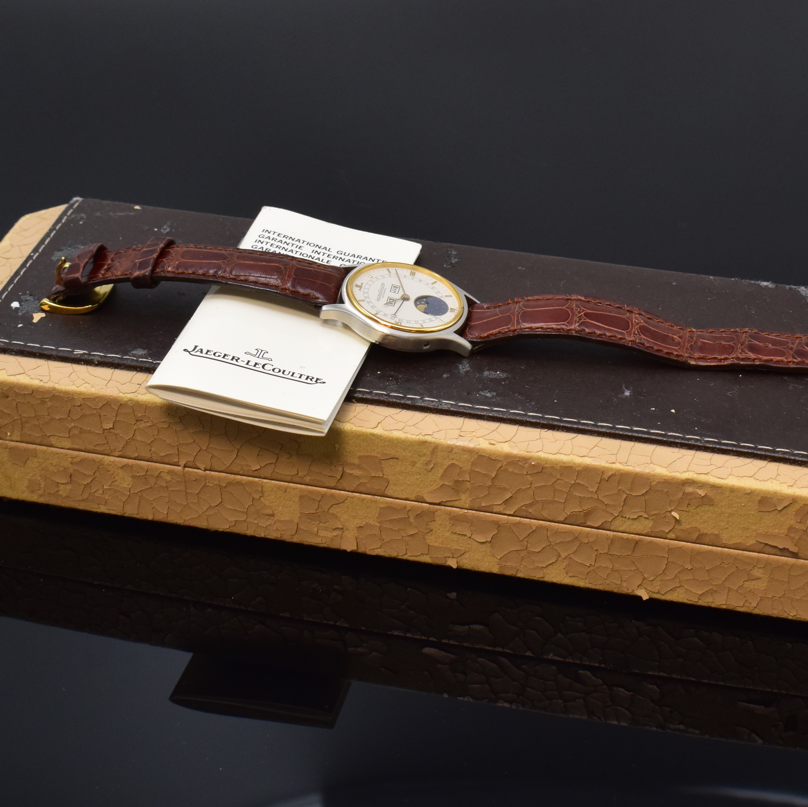 Detail e: Jaeger-LeCoultre feine, astronomische Herrenarmbanduhr Referenz 141.119.5, Automatik, Edelstahl/Gold kombiniert inkl. orig. Lederband m. verg. orig. ...