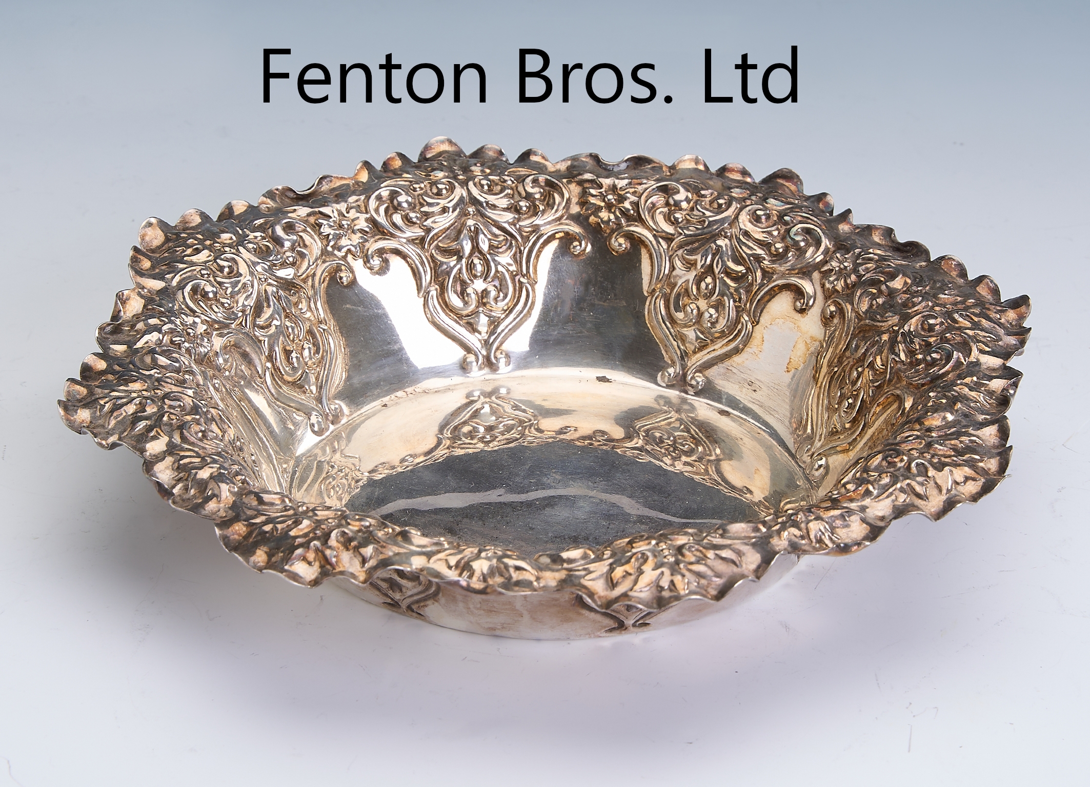 Anbietschale, 925er Silber, England Sheffield 1904, hochgezogener Rand mit floralen Elementen, D. ca. 17.5 cm, ca. 123 g,Hersteller Fenton Bros. Ltd