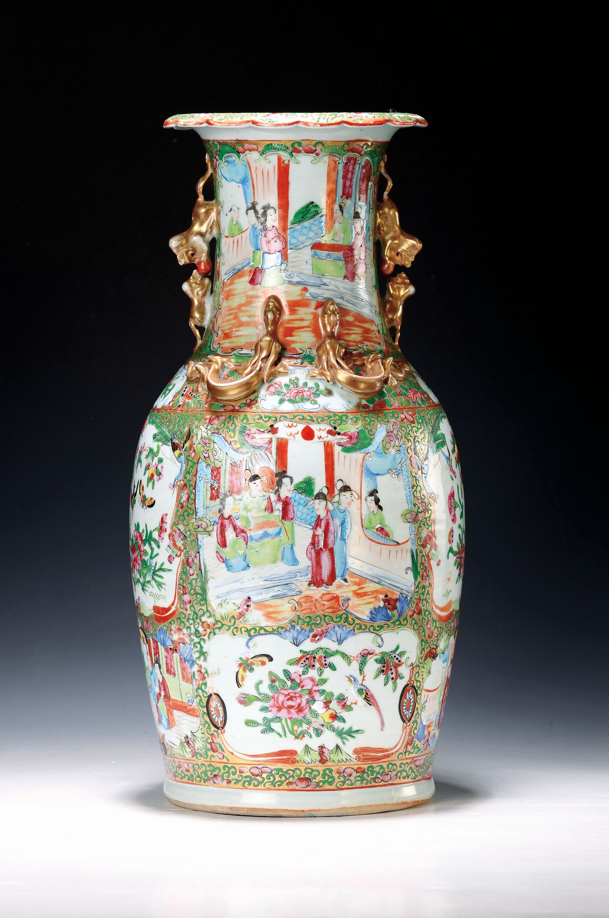 Vase, China, um 1880, Porzellan, polychrome Bemalung, Goldstaffage, Palastszenen, Blumen und Vögel, altersbedingt l. ber., H. ca. 45 cm