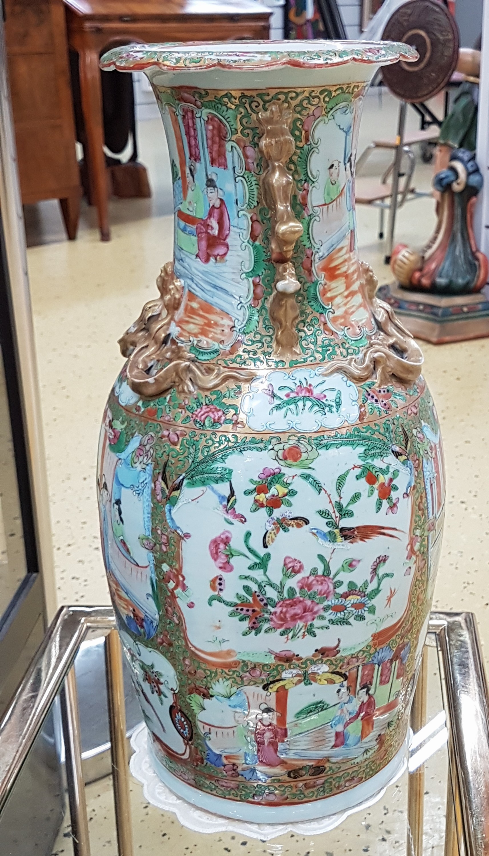 Detail b: Vase, China, um 1880, Porzellan, polychrome Bemalung, Goldstaffage, Palastszenen, Blumen und Vögel, altersbedingt l. ber., H. ca. 45 cm