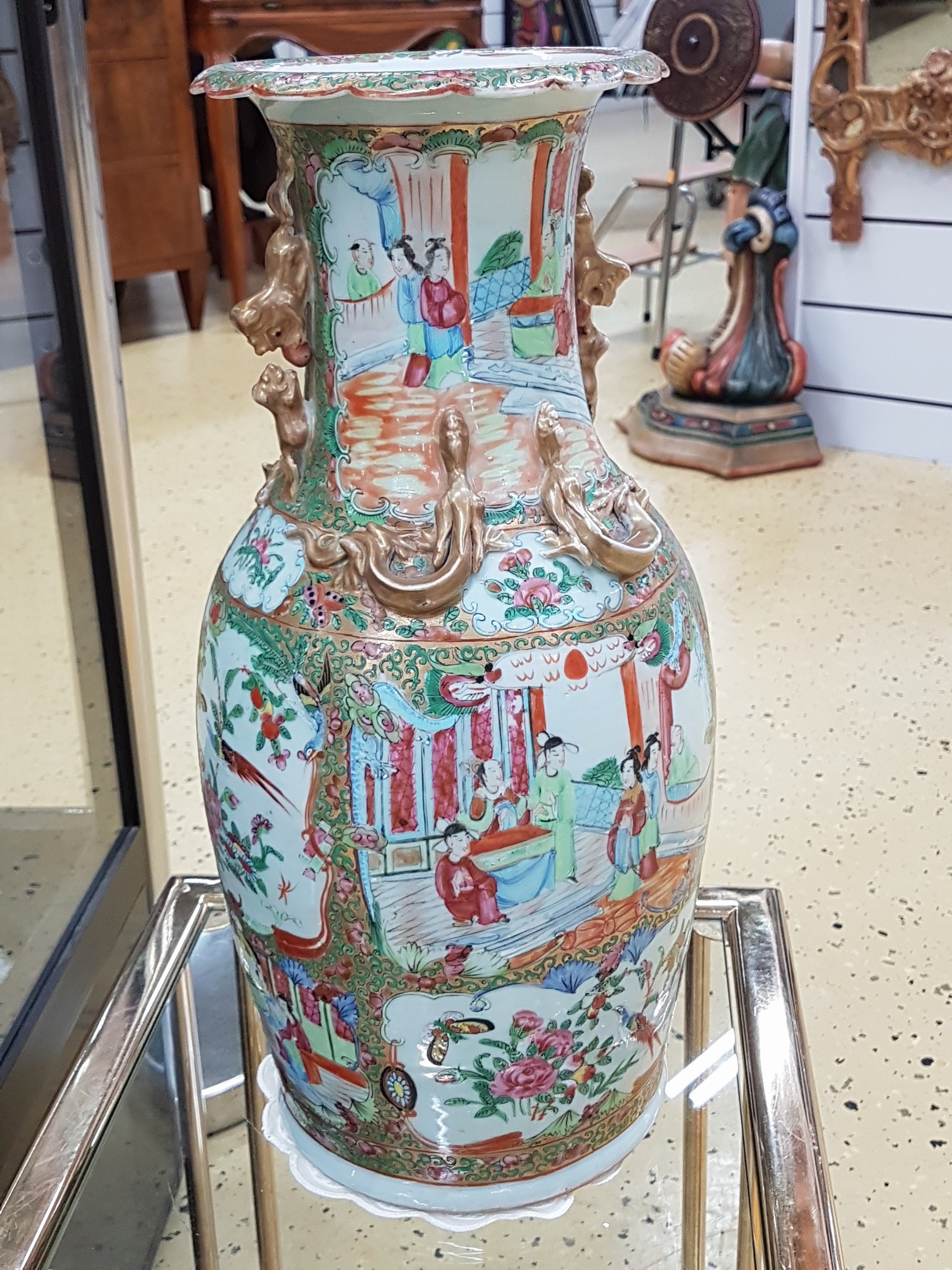Detail c: Vase, China, um 1880, Porzellan, polychrome Bemalung, Goldstaffage, Palastszenen, Blumen und Vögel, altersbedingt l. ber., H. ca. 45 cm