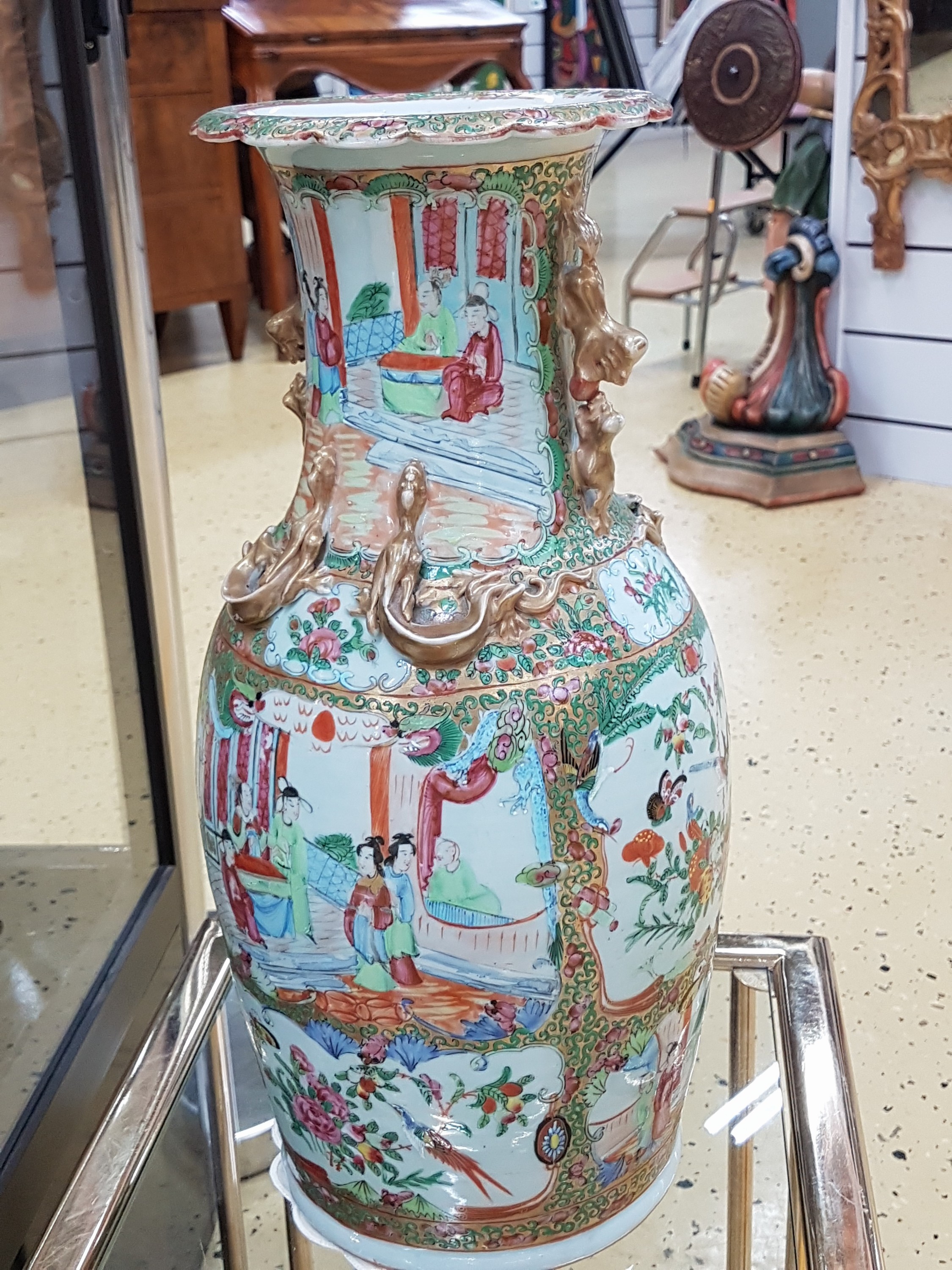 Detail d: Vase, China, um 1880, Porzellan, polychrome Bemalung, Goldstaffage, Palastszenen, Blumen und Vögel, altersbedingt l. ber., H. ca. 45 cm