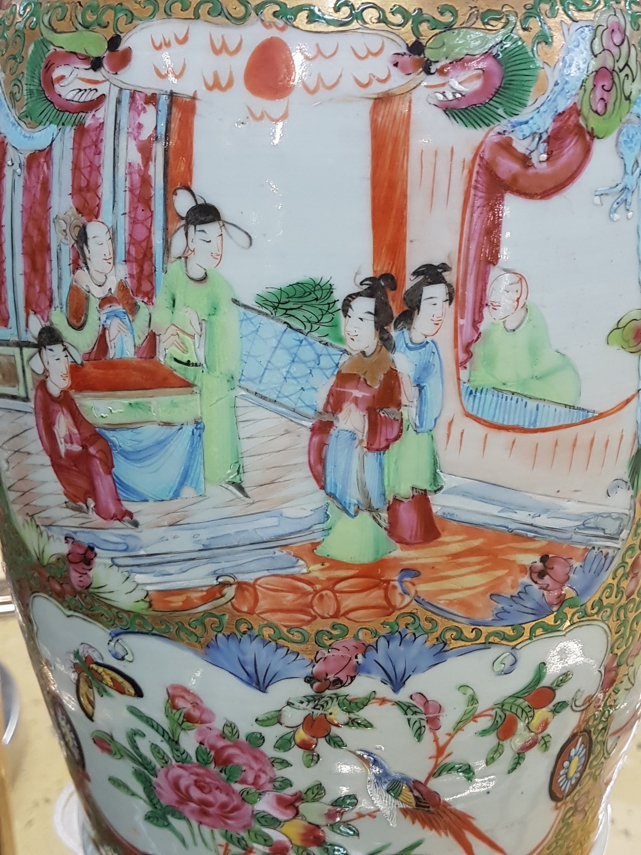 Detail e: Vase, China, um 1880, Porzellan, polychrome Bemalung, Goldstaffage, Palastszenen, Blumen und Vögel, altersbedingt l. ber., H. ca. 45 cm