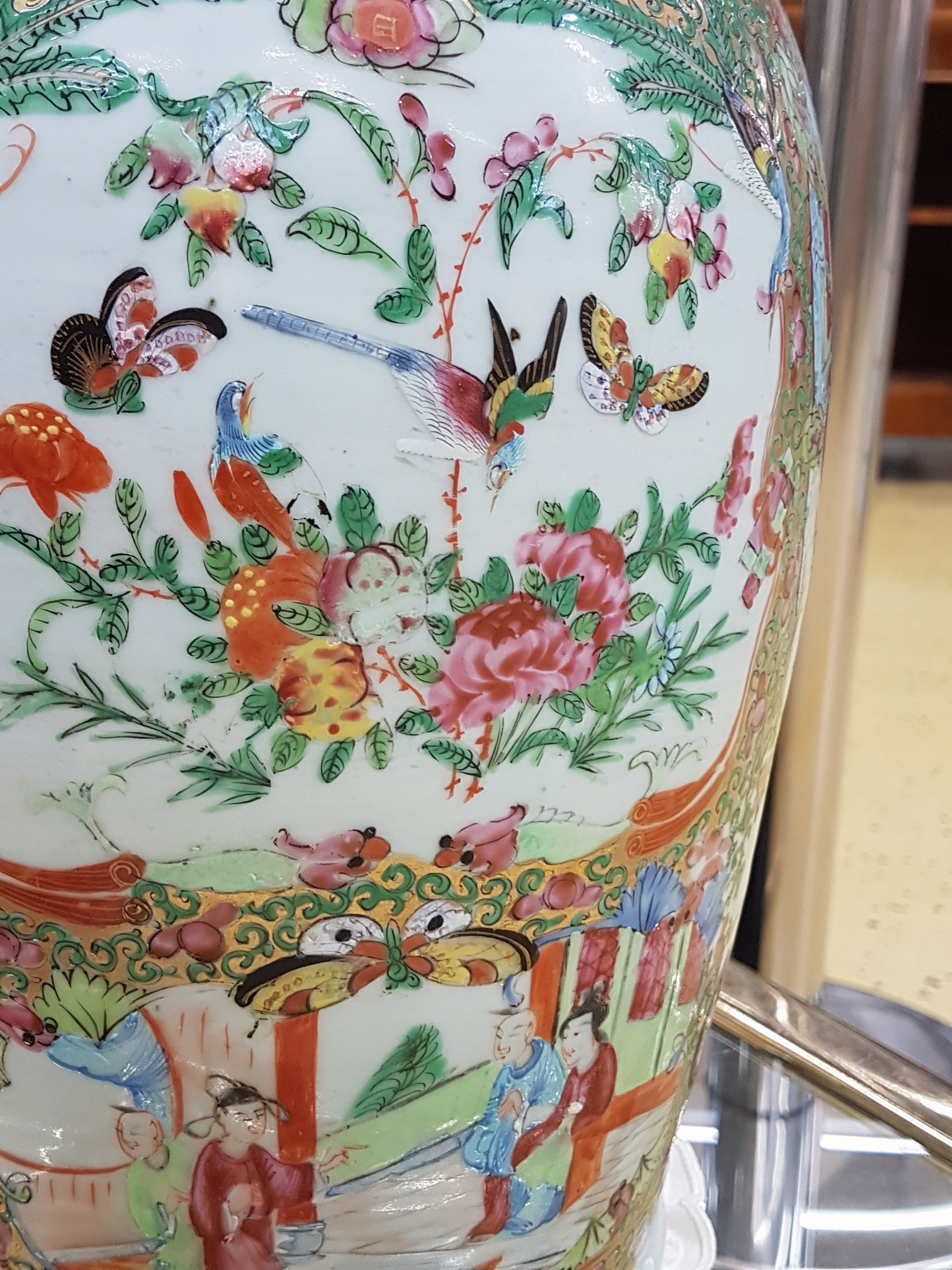 Detail f: Vase, China, um 1880, Porzellan, polychrome Bemalung, Goldstaffage, Palastszenen, Blumen und Vögel, altersbedingt l. ber., H. ca. 45 cm