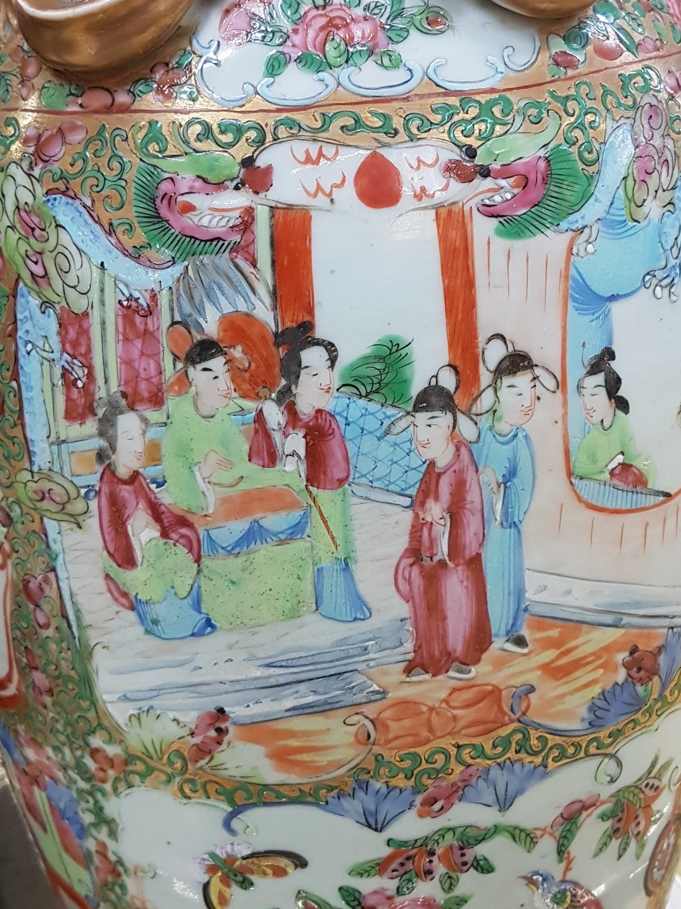 Detail g: Vase, China, um 1880, Porzellan, polychrome Bemalung, Goldstaffage, Palastszenen, Blumen und Vögel, altersbedingt l. ber., H. ca. 45 cm