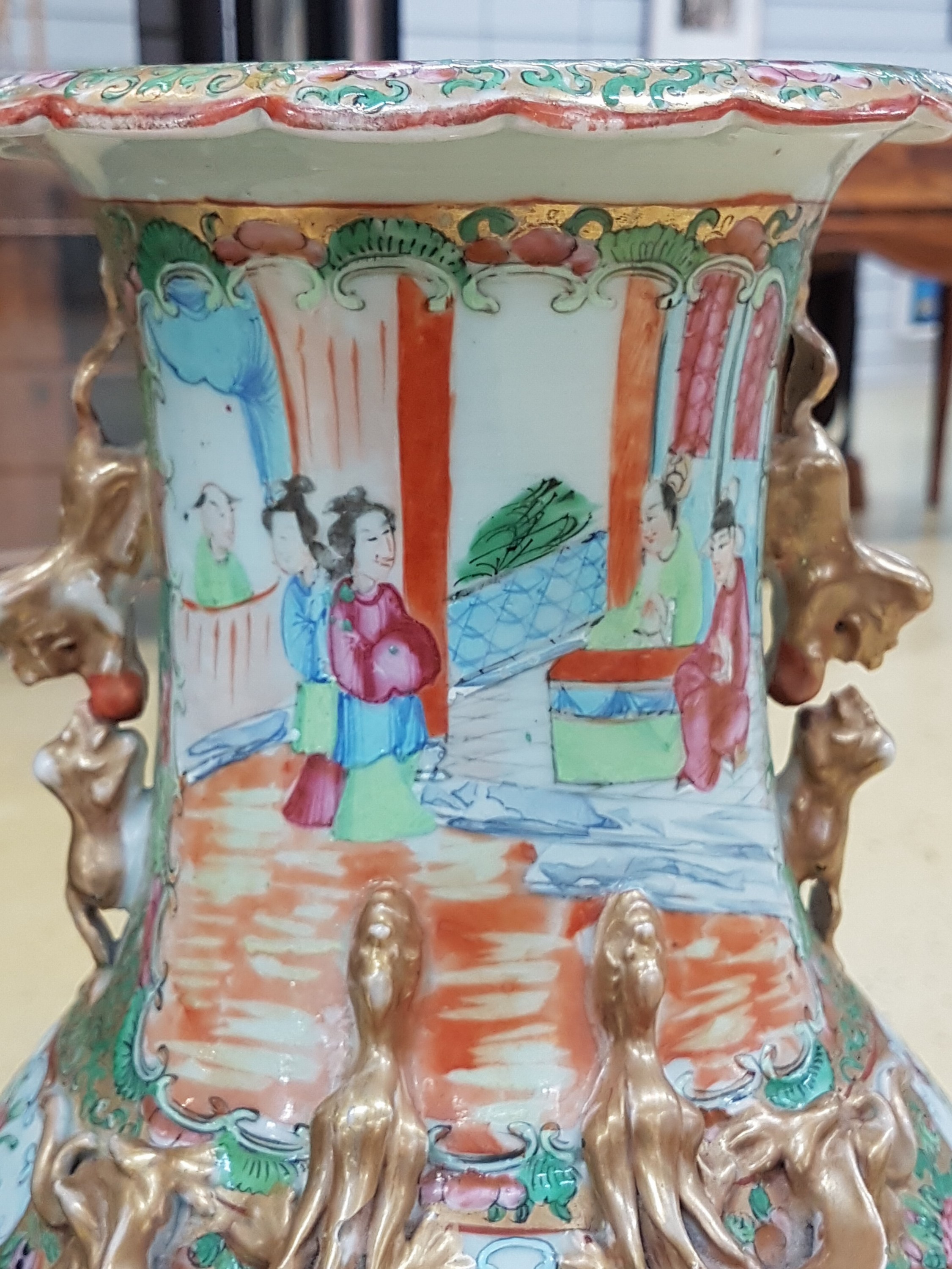 Detail h: Vase, China, um 1880, Porzellan, polychrome Bemalung, Goldstaffage, Palastszenen, Blumen und Vögel, altersbedingt l. ber., H. ca. 45 cm