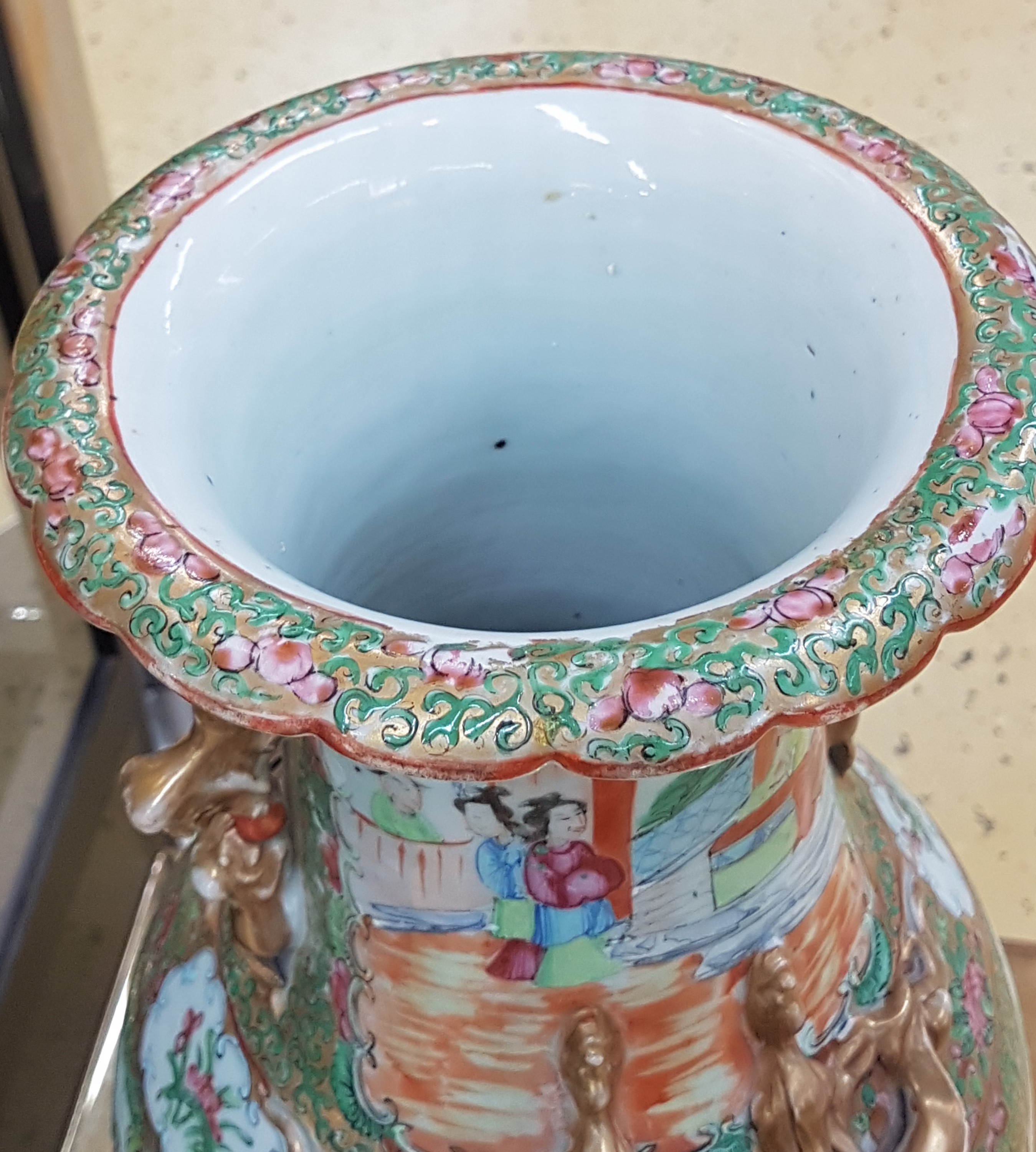 Detail i: Vase, China, um 1880, Porzellan, polychrome Bemalung, Goldstaffage, Palastszenen, Blumen und Vögel, altersbedingt l. ber., H. ca. 45 cm