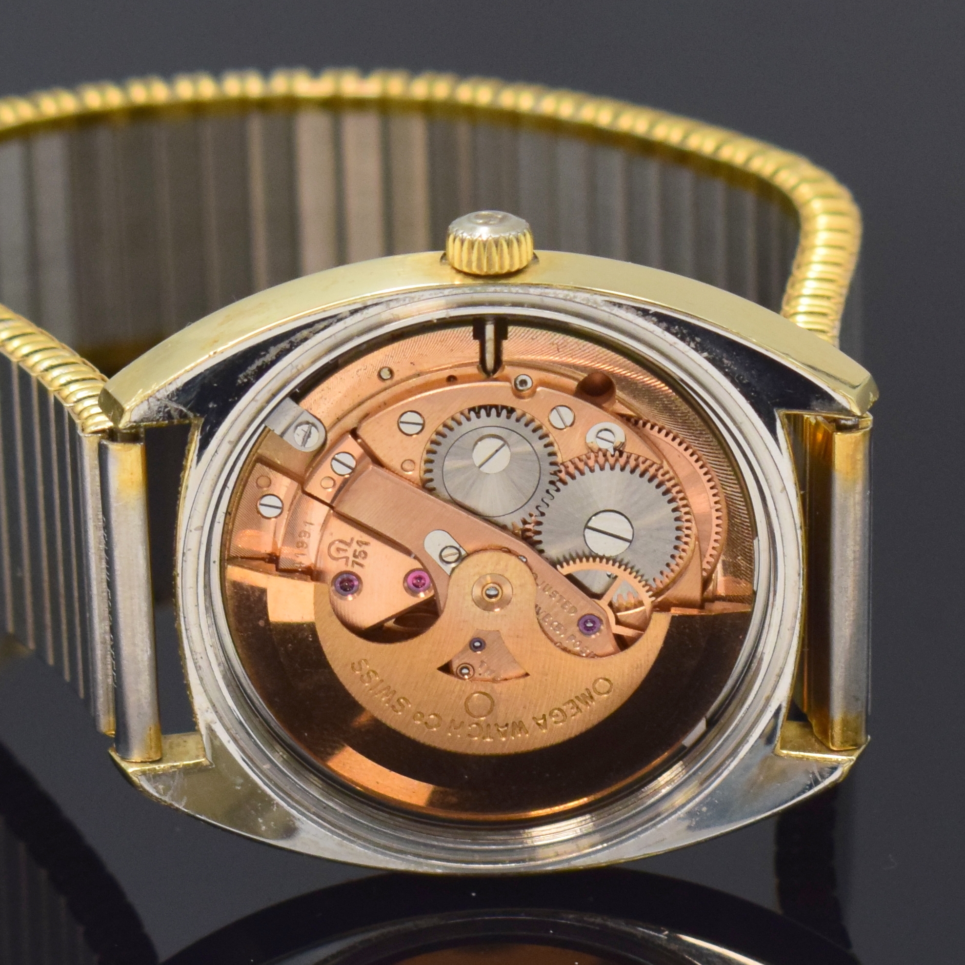Detail d: OMEGA Constellation Chronometer Herrenarmbanduhr Referenz 168019, Schweiz um 1969, Automatik, verg. Geh. in Stahl, Boden m. Darst. Sternwarte ...