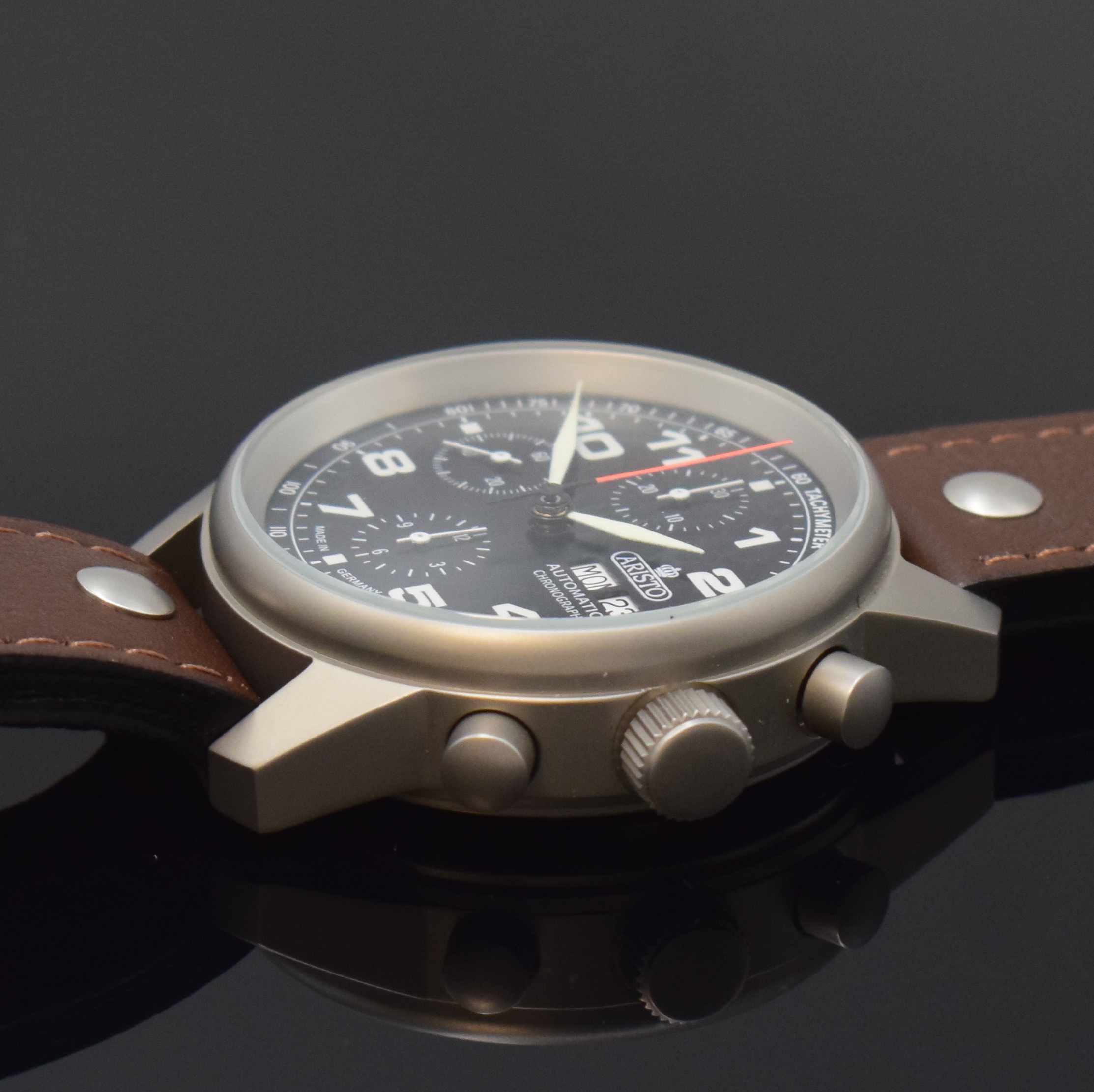 Detail b: ARISTO Fliegerchronograph Herrenarmbanduhr Referenz 3H129, Deutschland um 2010, Automatik, mattiertes Edelstahlgeh. inkl. neutr. Lederband u. ...