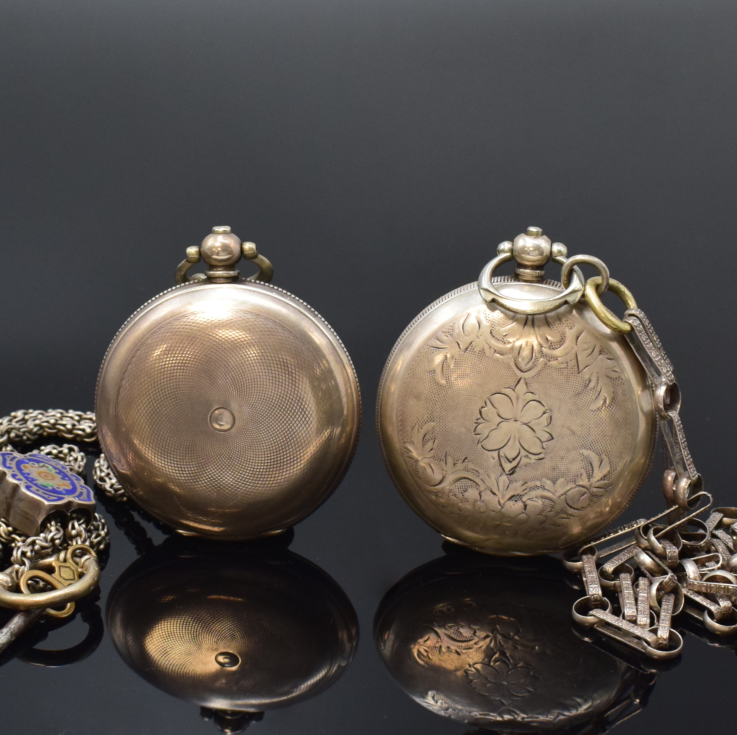 Detail b: Konvolut: 2 Taschenuhren für den osmanischen Markt in Silber an Ketten, um 1880, Schlüsselaufzug, guill. Geh. ber./dell., Emailzifferblätter m. ...