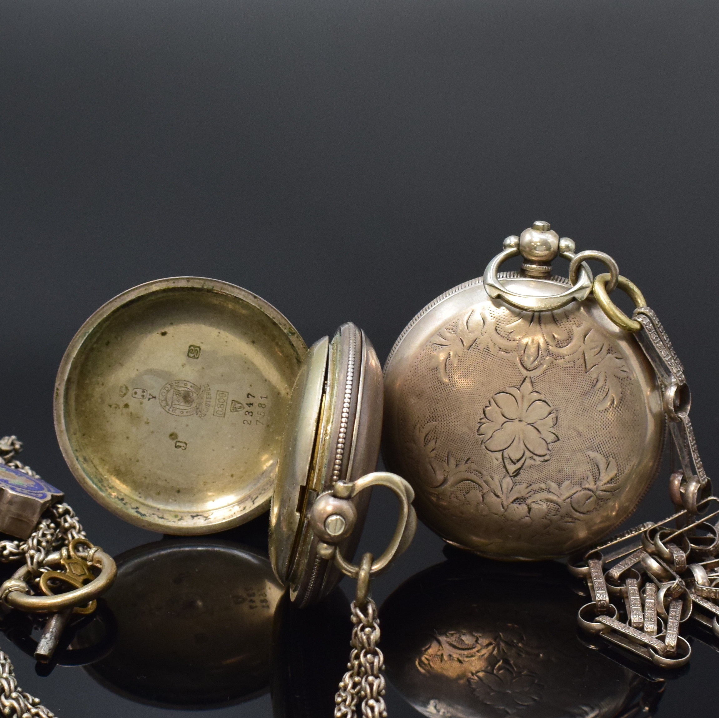 Detail c: Konvolut: 2 Taschenuhren für den osmanischen Markt in Silber an Ketten, um 1880, Schlüsselaufzug, guill. Geh. ber./dell., Emailzifferblätter m. ...