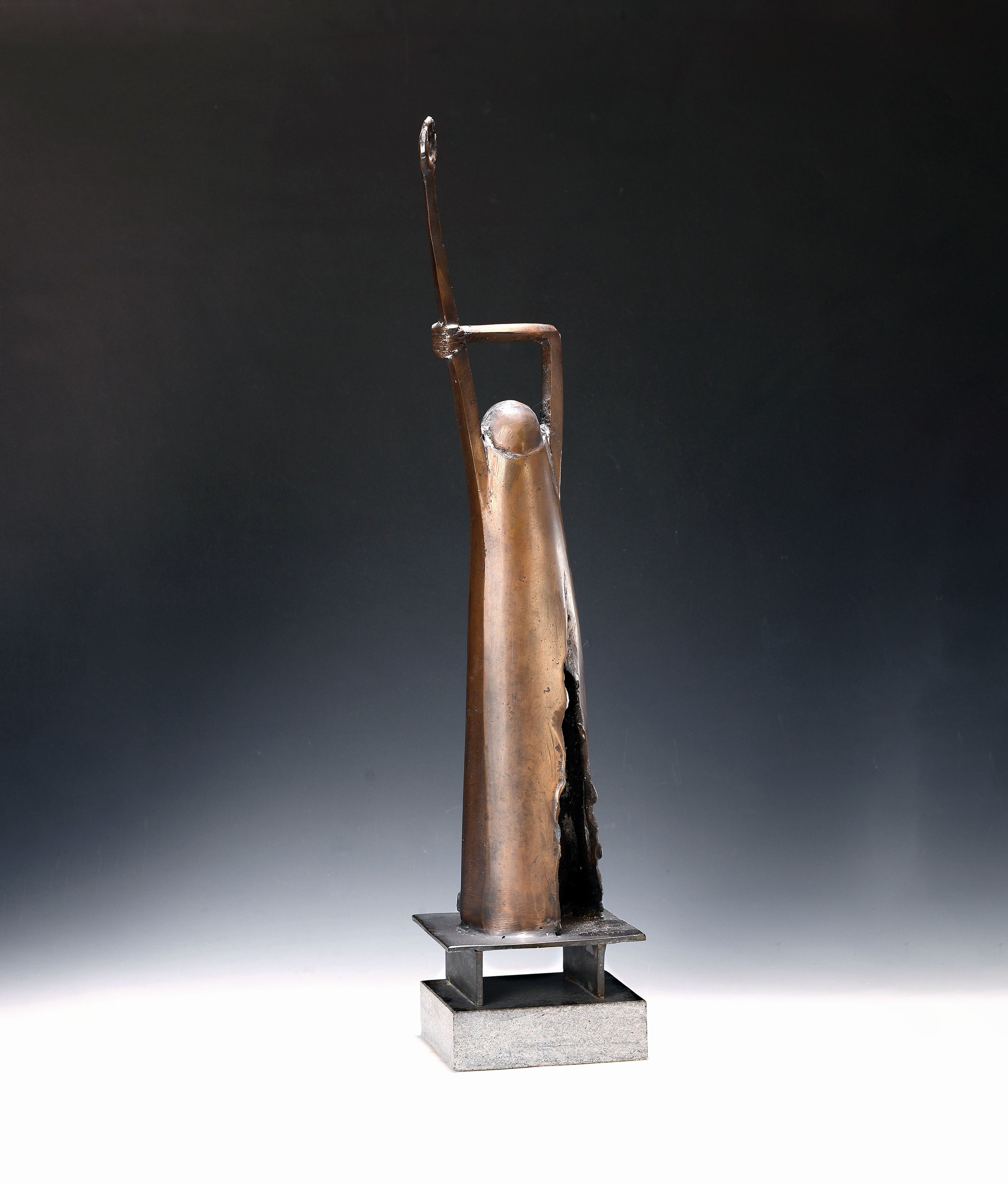 Erich Sauer, geb. 1931 Frankenthal/Pfalz, Widerspruch, Bronzeskulptur, signiert und dat.1975, Steinsockel, Gesamth. ca. 70 cm, Sauer studierte bei ...