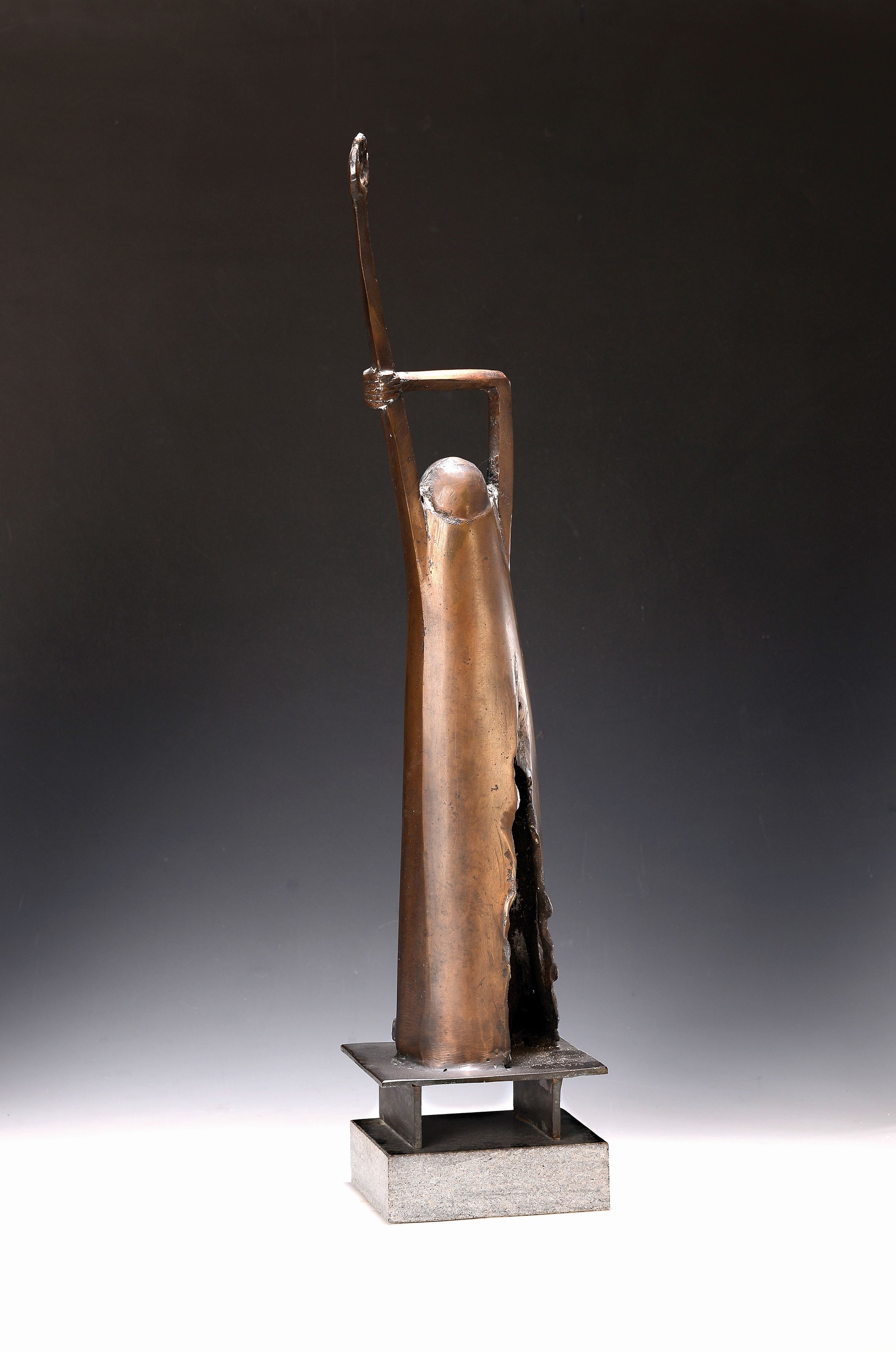 Detail k: Erich Sauer, geb. 1931 Frankenthal/Pfalz, Widerspruch, Bronzeskulptur, signiert und dat.1975, Steinsockel, Gesamth. ca. 70 cm, Sauer studierte bei ...