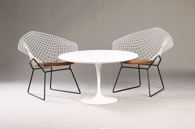 Image 3 chairs and a table, Knoll, edition Diamond by Harry Bertoia, designed 1952, metal ...