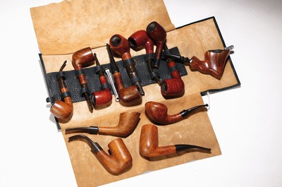 Image 26790376 - Pipe shelf and 22 branded pipes, branded pipes inter alia 5 x Dunhill, Nording, Briar, Bang, 3 x Savinelli, Killarmey, Vauens, Dansk and Peterson, inter alia, in addition one Meerschaum pipe, all used, partly with traces of usage, corner shelf in oak with floral carving, in addition slightly accessories, 84 x 35 cm, Thigh depth 25 cm in addition tobacco vessel, two pipes without mouthpiecee