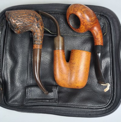 26790376f - Pipe shelf and 22 branded pipes, branded pipes inter alia 5 x Dunhill, Nording, Briar, Bang, 3 x Savinelli, Killarmey, Vauens, Dansk and Peterson, inter alia, in addition one Meerschaum pipe, all used, partly with traces of usage, corner shelf in oak with floral carving, in addition slightly accessories, 84 x 35 cm, Thigh depth 25 cm in addition tobacco vessel, two pipes without mouthpiecee