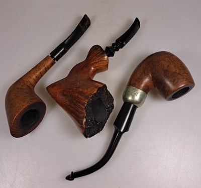 26790376g - Pipe shelf and 22 branded pipes, branded pipes inter alia 5 x Dunhill, Nording, Briar, Bang, 3 x Savinelli, Killarmey, Vauens, Dansk and Peterson, inter alia, in addition one Meerschaum pipe, all used, partly with traces of usage, corner shelf in oak with floral carving, in addition slightly accessories, 84 x 35 cm, Thigh depth 25 cm in addition tobacco vessel, two pipes without mouthpiecee