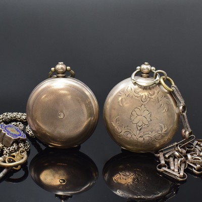26790384b - Set of 2 pocket watches for the ottoman market in silver with chains, around 1880, key winding, engine-turned case abraded/dent, enamel dials with türkischen numerals, constant second at 6, gold-plated lever movements, diameter approx. 52 and 55 mm, condition 3-4