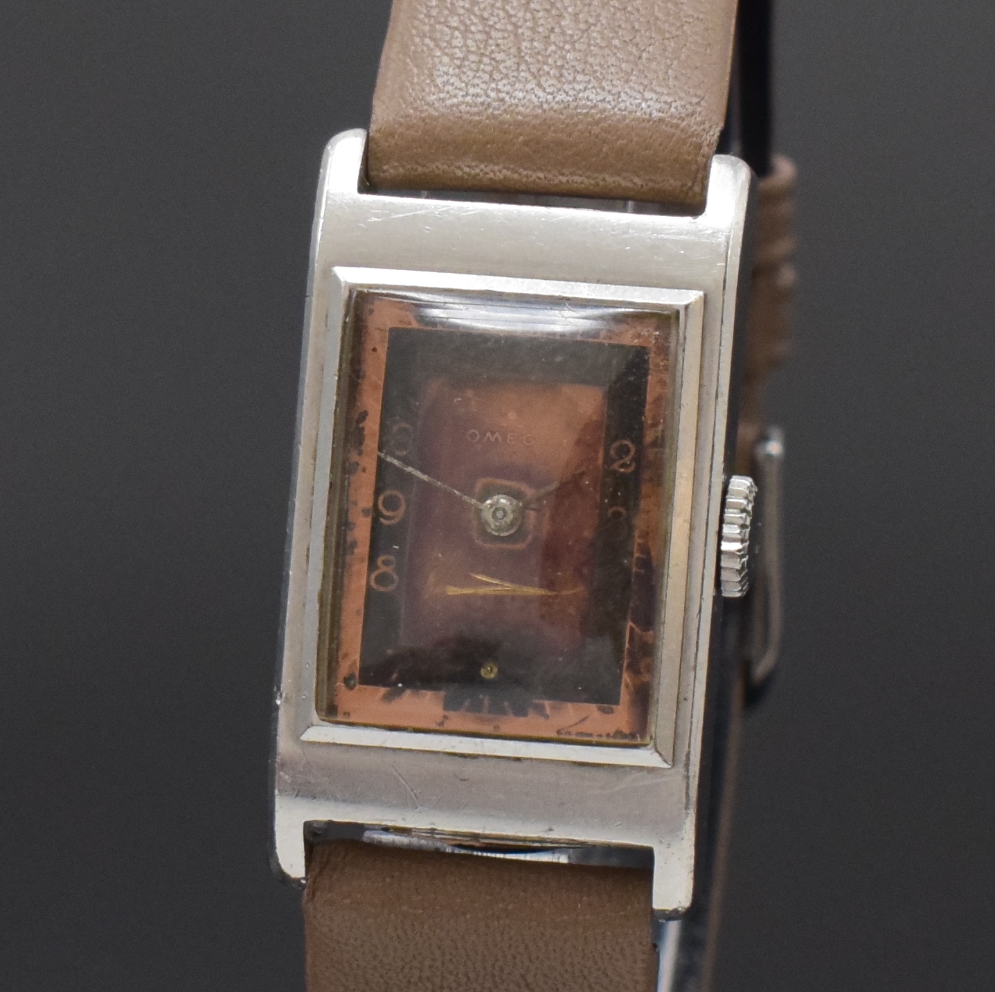 Detail a: OMEGA rechteckige Armbanduhr Kaliber T17, Schweiz um 1940, Handaufzug, Stahlgehäuse, Boden aufgedr., orig. Duoton-Zifferbl. altersbed. fl./besch., ...