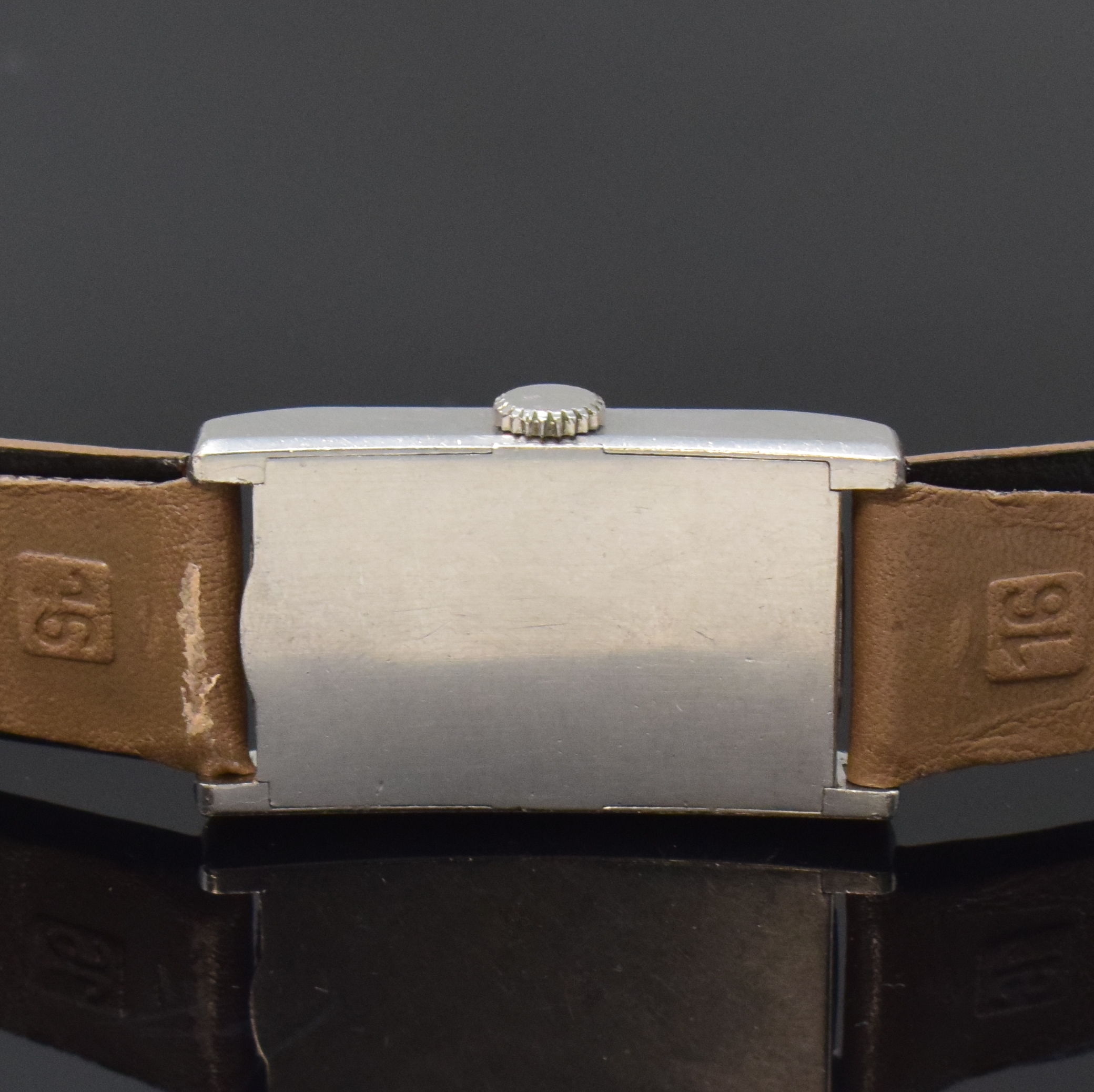 Detail c: OMEGA rechteckige Armbanduhr Kaliber T17, Schweiz um 1940, Handaufzug, Stahlgehäuse, Boden aufgedr., orig. Duoton-Zifferbl. altersbed. fl./besch., ...