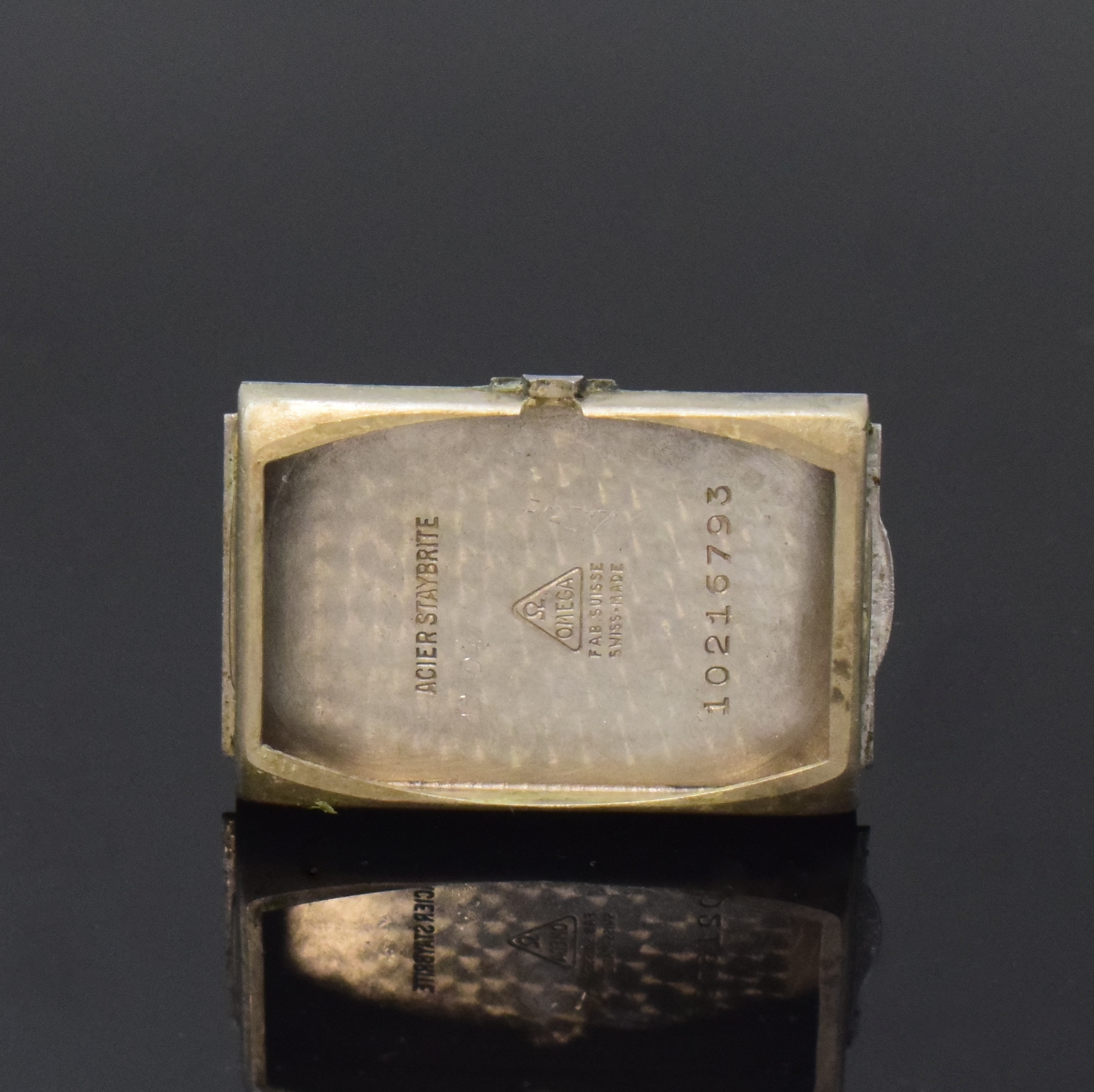 Detail d: OMEGA rechteckige Armbanduhr Kaliber T17, Schweiz um 1940, Handaufzug, Stahlgehäuse, Boden aufgedr., orig. Duoton-Zifferbl. altersbed. fl./besch., ...