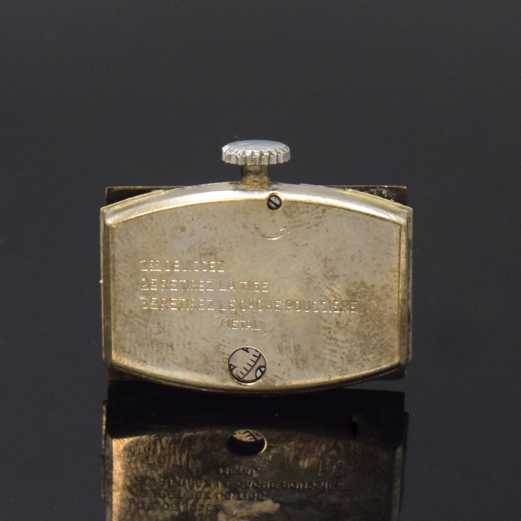 Detail e: OMEGA rechteckige Armbanduhr Kaliber T17, Schweiz um 1940, Handaufzug, Stahlgehäuse, Boden aufgedr., orig. Duoton-Zifferbl. altersbed. fl./besch., ...