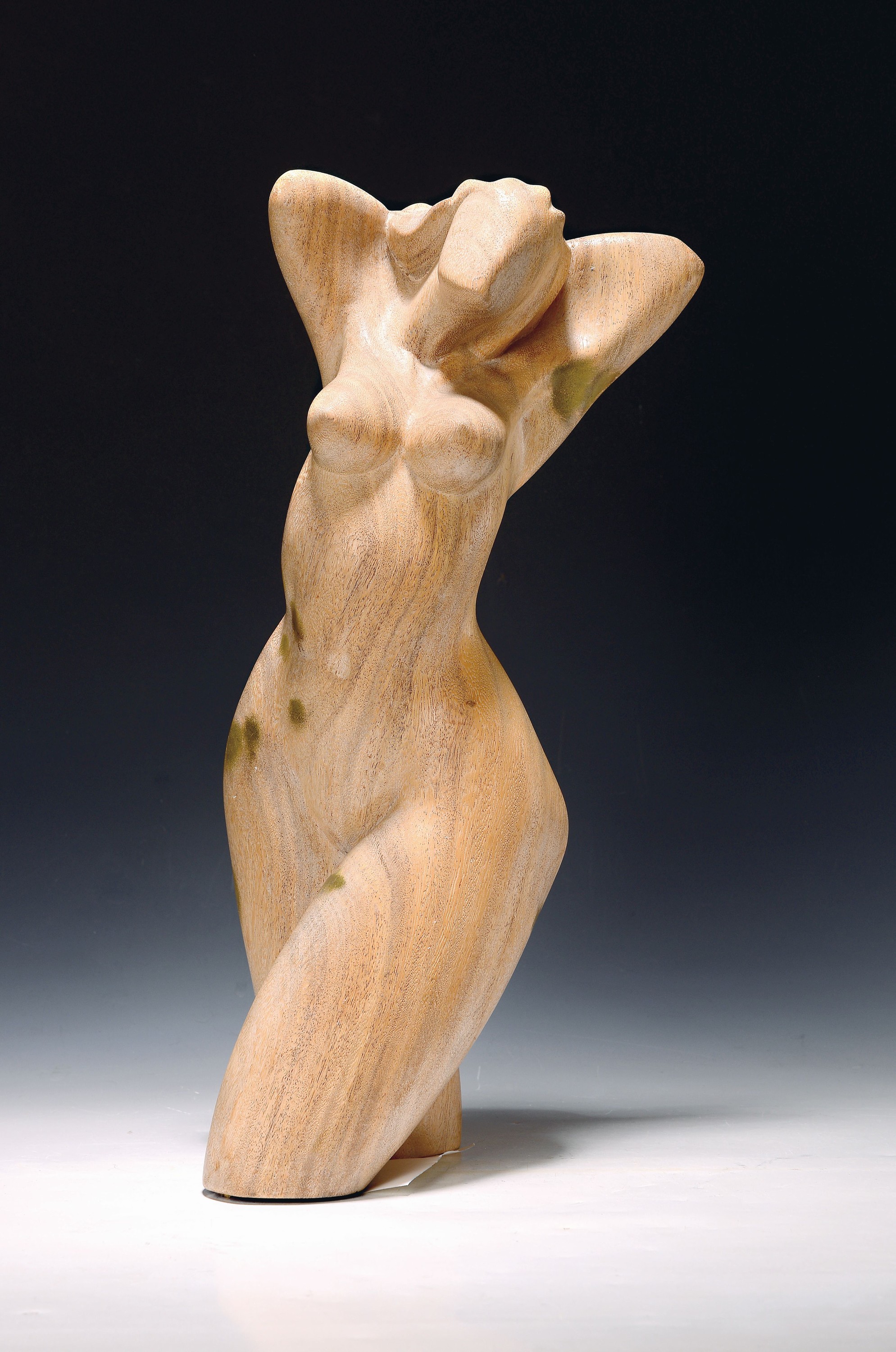 Zwei Skulpturen, Wayan Winten, geb. 1961, Skulptur, Holz, Frauenakt, am Boden signiert H. ca. 48 cm, bewegte Darstellung, ungleichmäßige grüne ...