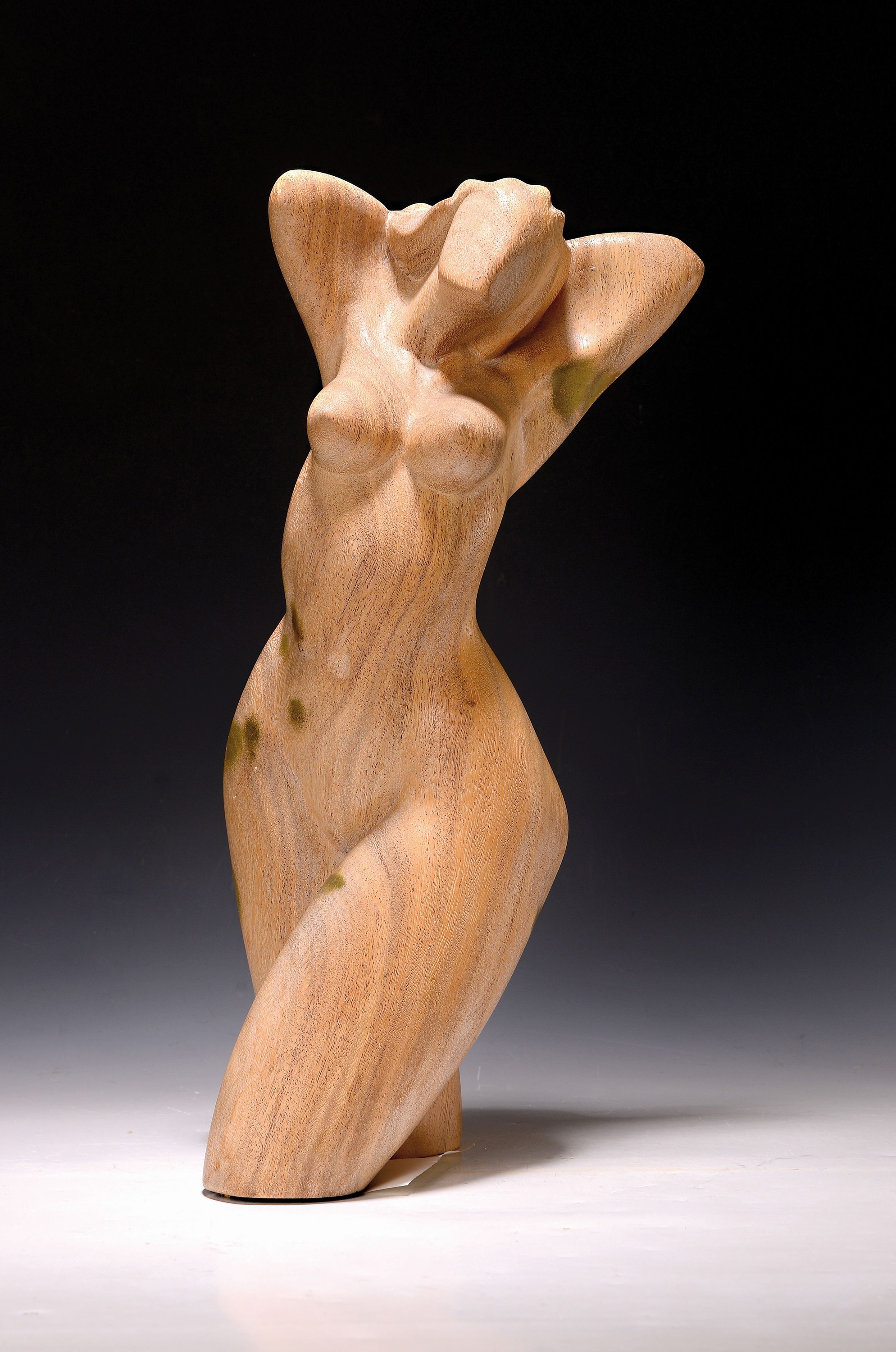 Detail k: Zwei Skulpturen, Wayan Winten, geb. 1961, Skulptur, Holz, Frauenakt, am Boden signiert H. ca. 48 cm, bewegte Darstellung, ungleichmäßige grüne ...
