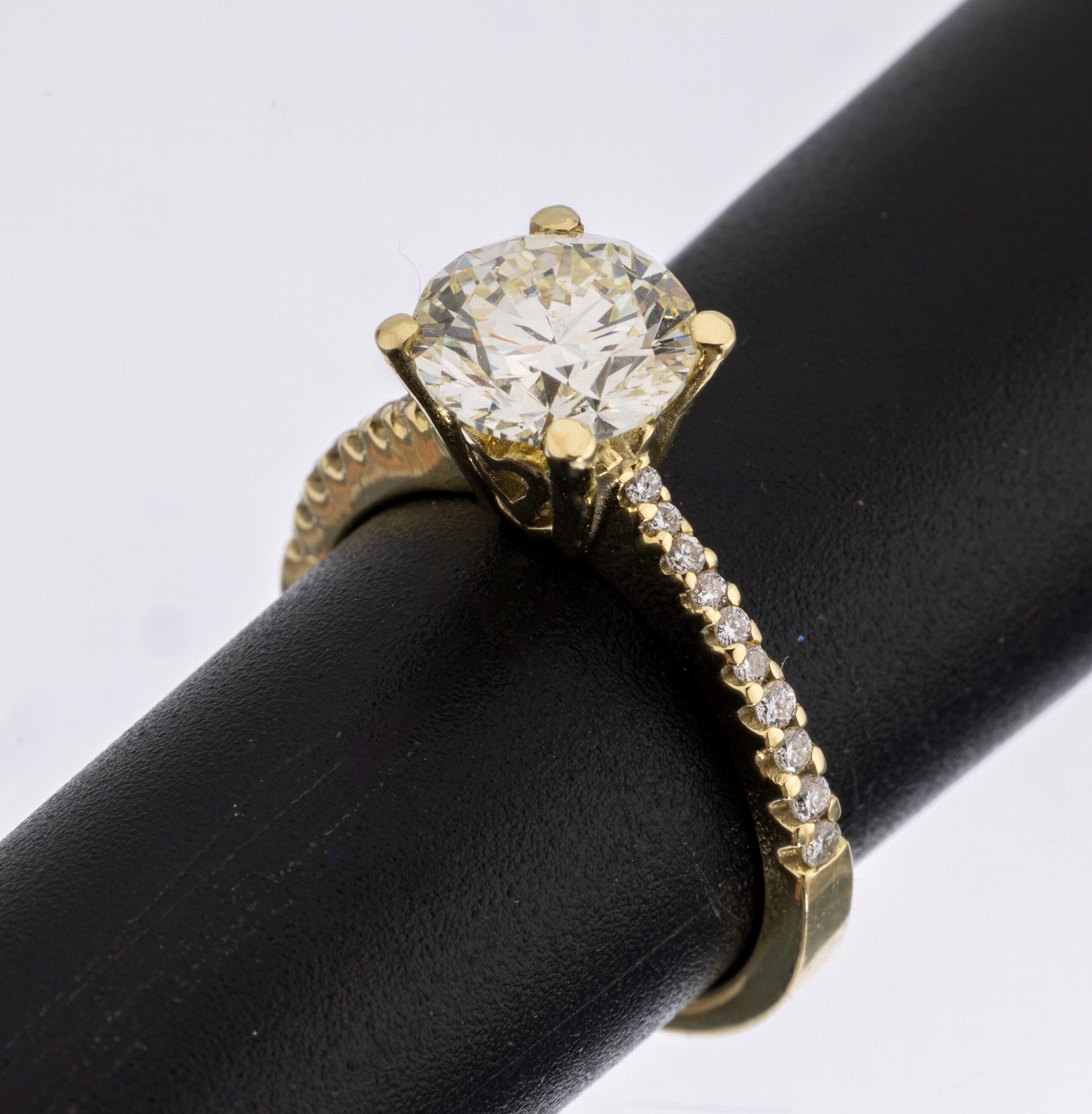 14 kt Gold Brillant-Ring, GG 585/000, 1 Brillant ca. 1.60 ct Light Yellow/vvs2, Ringschultern mit 20 Brillanten zus. ca. 0.20 ct Weiß/vs-si, ca. ...