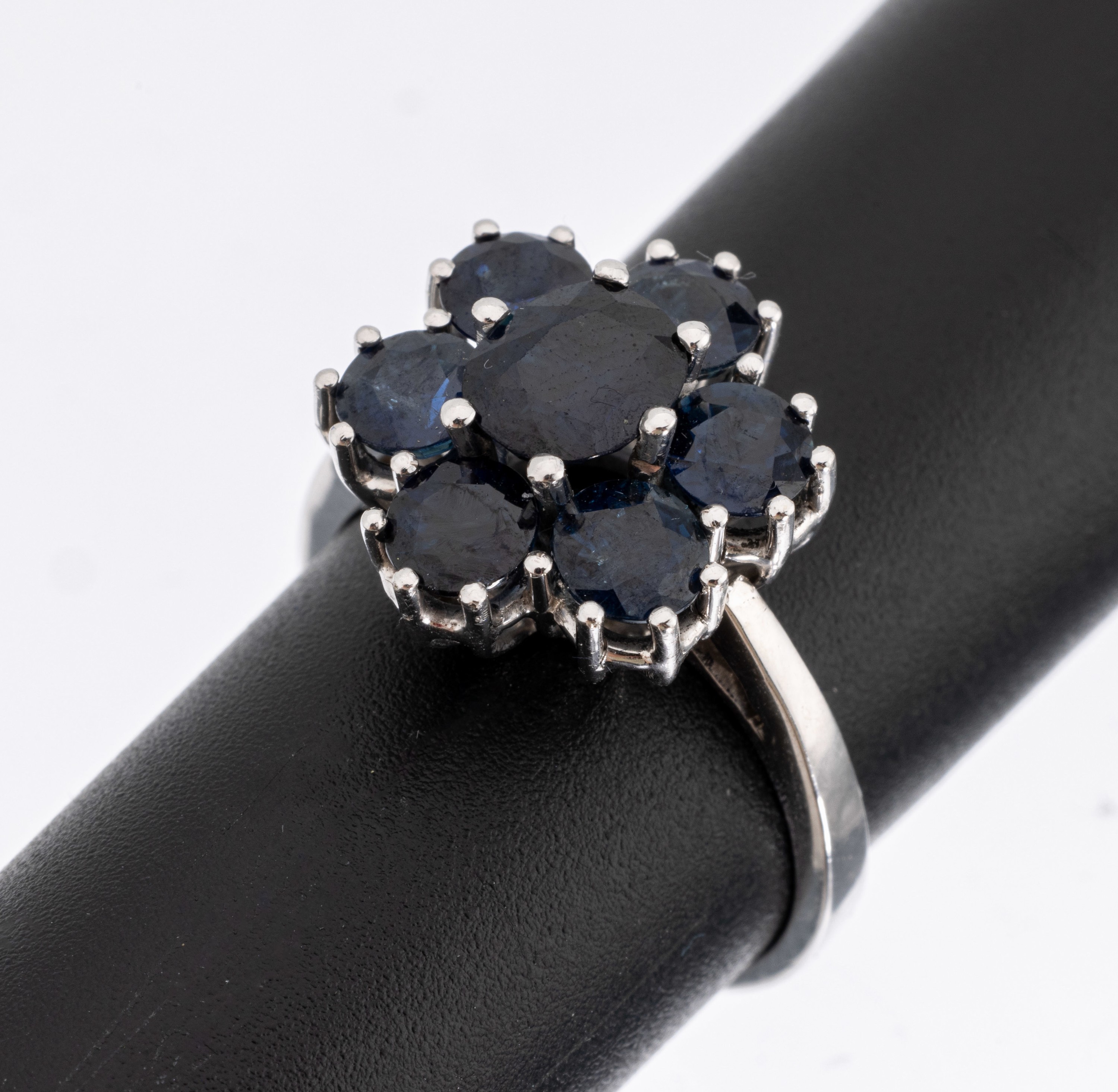 18 kt Gold Saphir Ring, WG 750/000, 7 Saphire blütenförmig gefasst zus. ca. 3.20 ct,ca. 5 g, RW 55