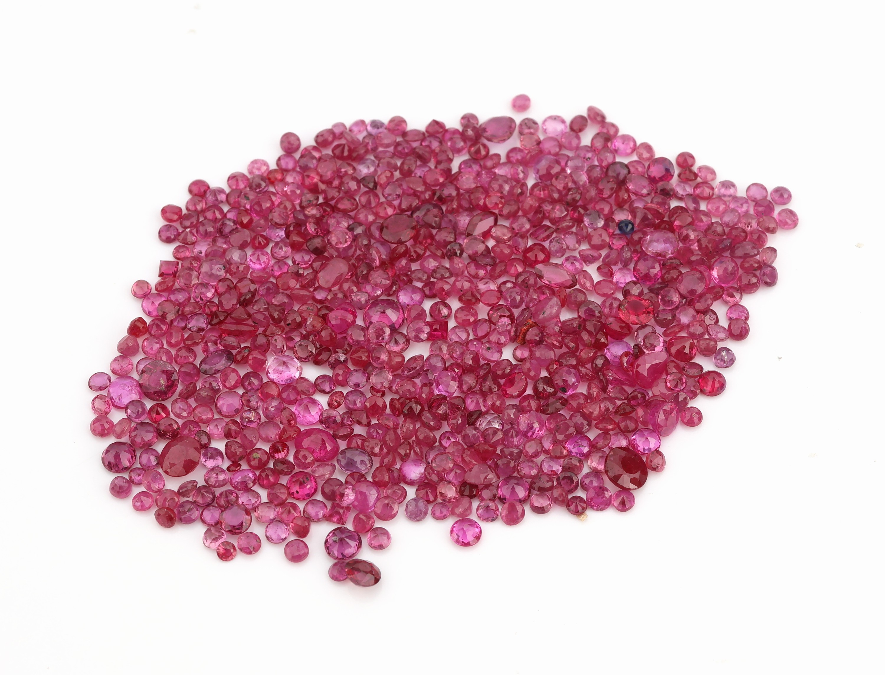 Lot Rubine zus. ca. 30.70 ct, überwiegend rundfacett., versch. Größen und Qualitäten, Ausfassware