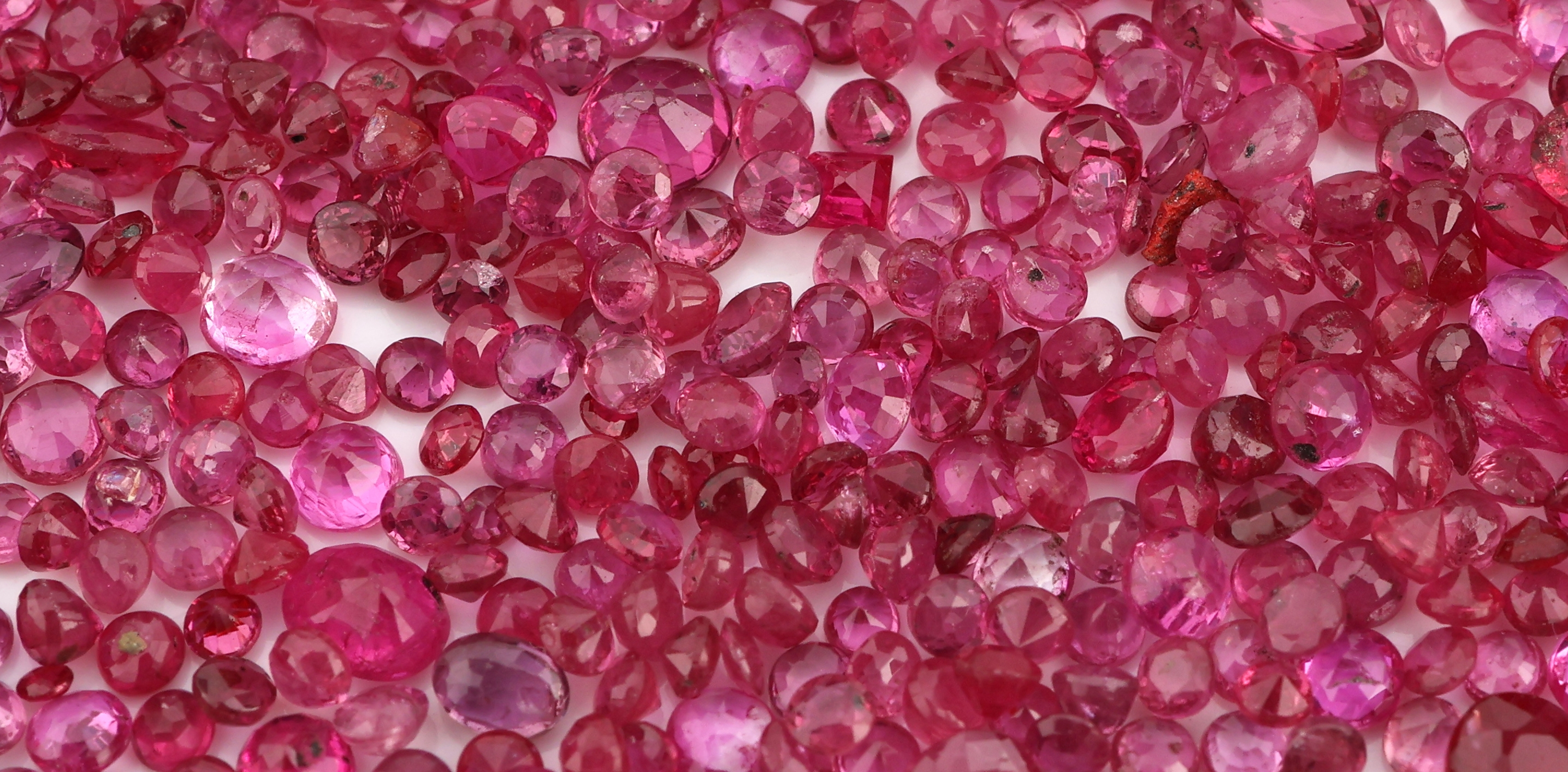Detail a: Lot Rubine zus. ca. 30.70 ct, überwiegend rundfacett., versch. Größen und Qualitäten, Ausfassware