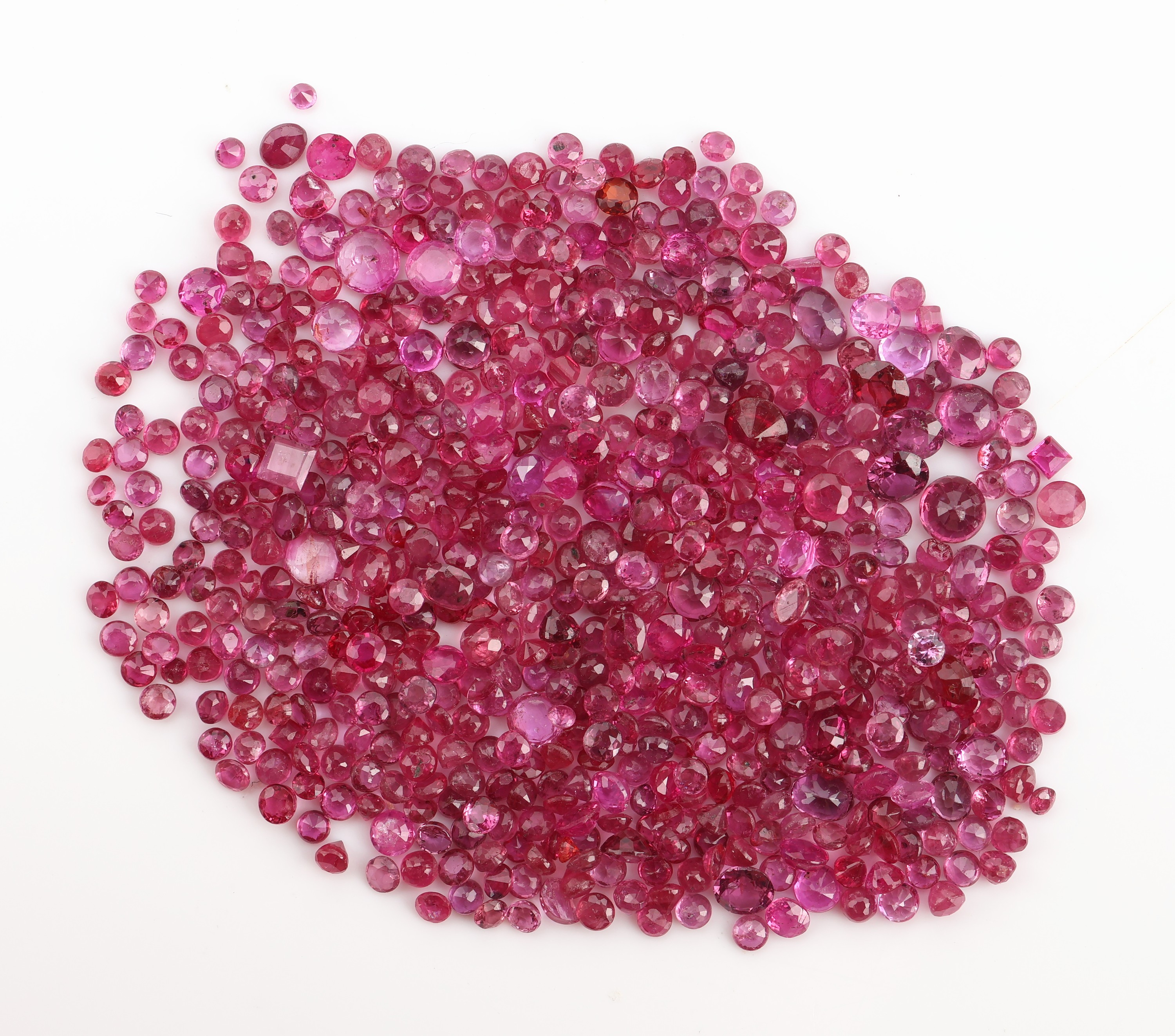 Lot Rubine zus. ca. 30.11 ct, überwiegend rundfacett., versch. Größen und Qualitäten, Ausfassware