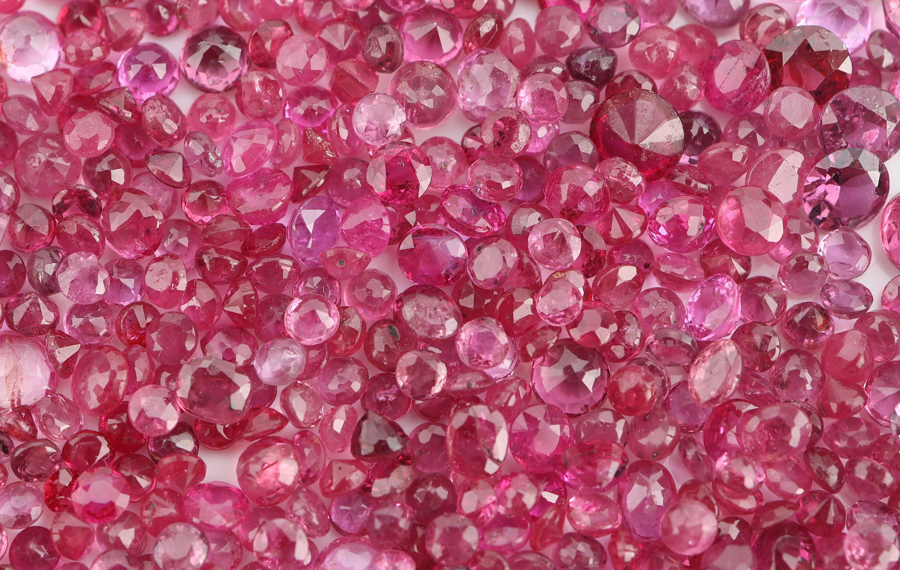 Detail a: Lot Rubine zus. ca. 30.11 ct, überwiegend rundfacett., versch. Größen und Qualitäten, Ausfassware