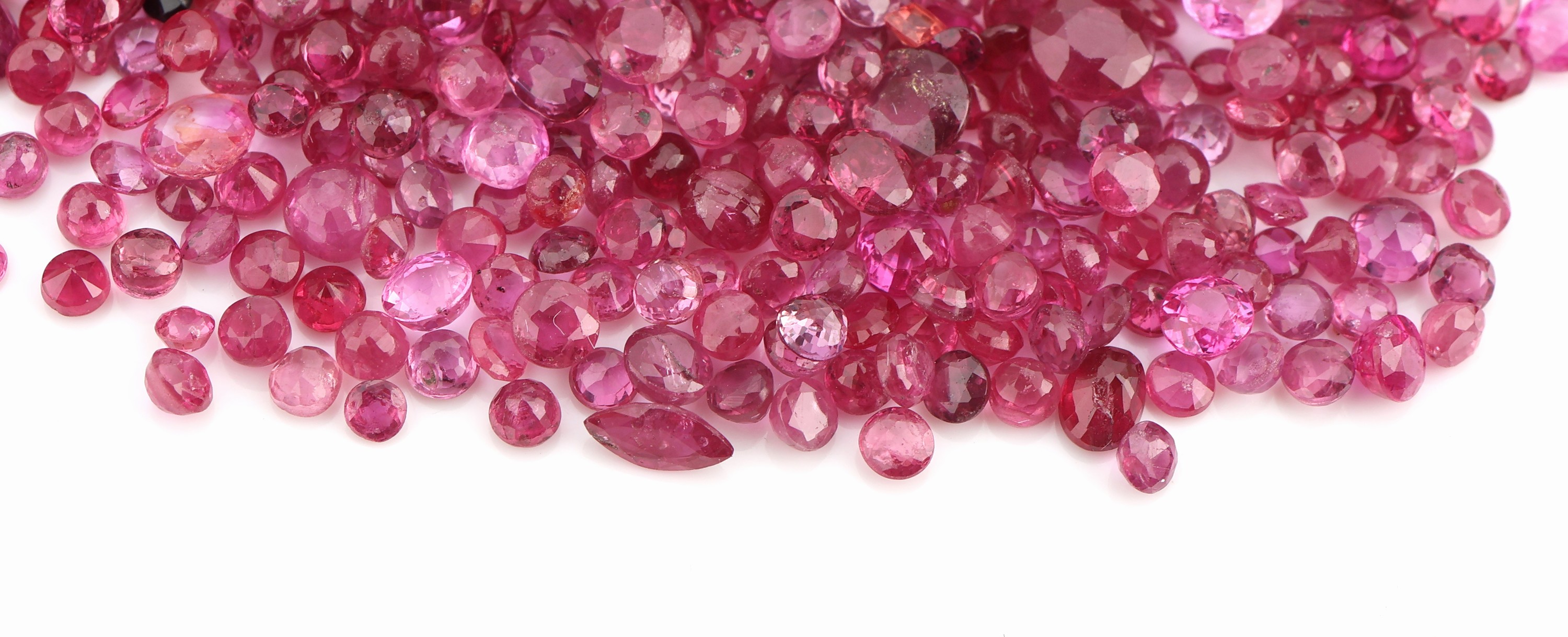 Detail a: Lot Rubine zus. ca. 34.62 ct, überwiegend rundfacett., versch. Größen und Qualitäten, Ausfassware