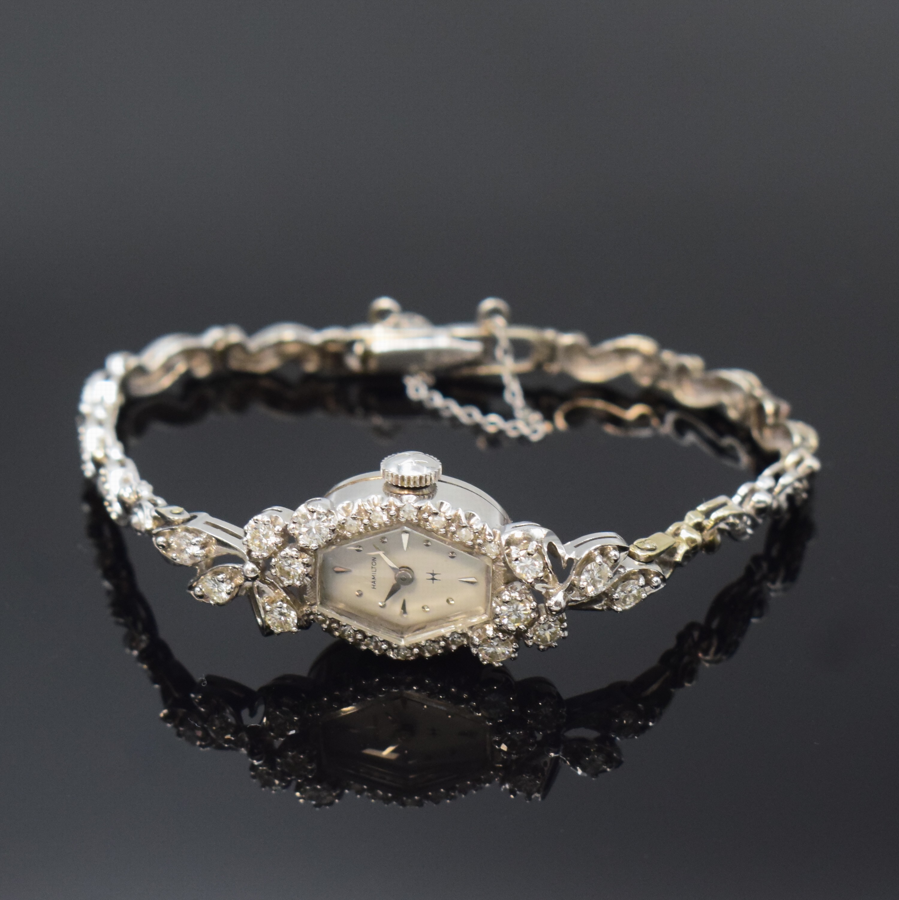 HAMILTON Damenarmbanduhr in WG 585/000 mit Diamanten, USA um 1965, Handaufzug, Geh. an Goldband, Sicherheitskettchen, Boden aufgedr., orig. Krone, ...