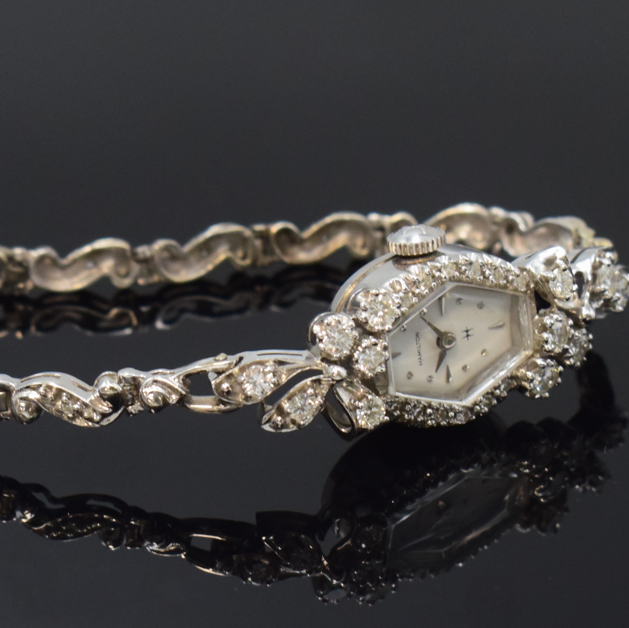 Detail c: HAMILTON Damenarmbanduhr in WG 585/000 mit Diamanten, USA um 1965, Handaufzug, Geh. an Goldband, Sicherheitskettchen, Boden aufgedr., orig. Krone, ...