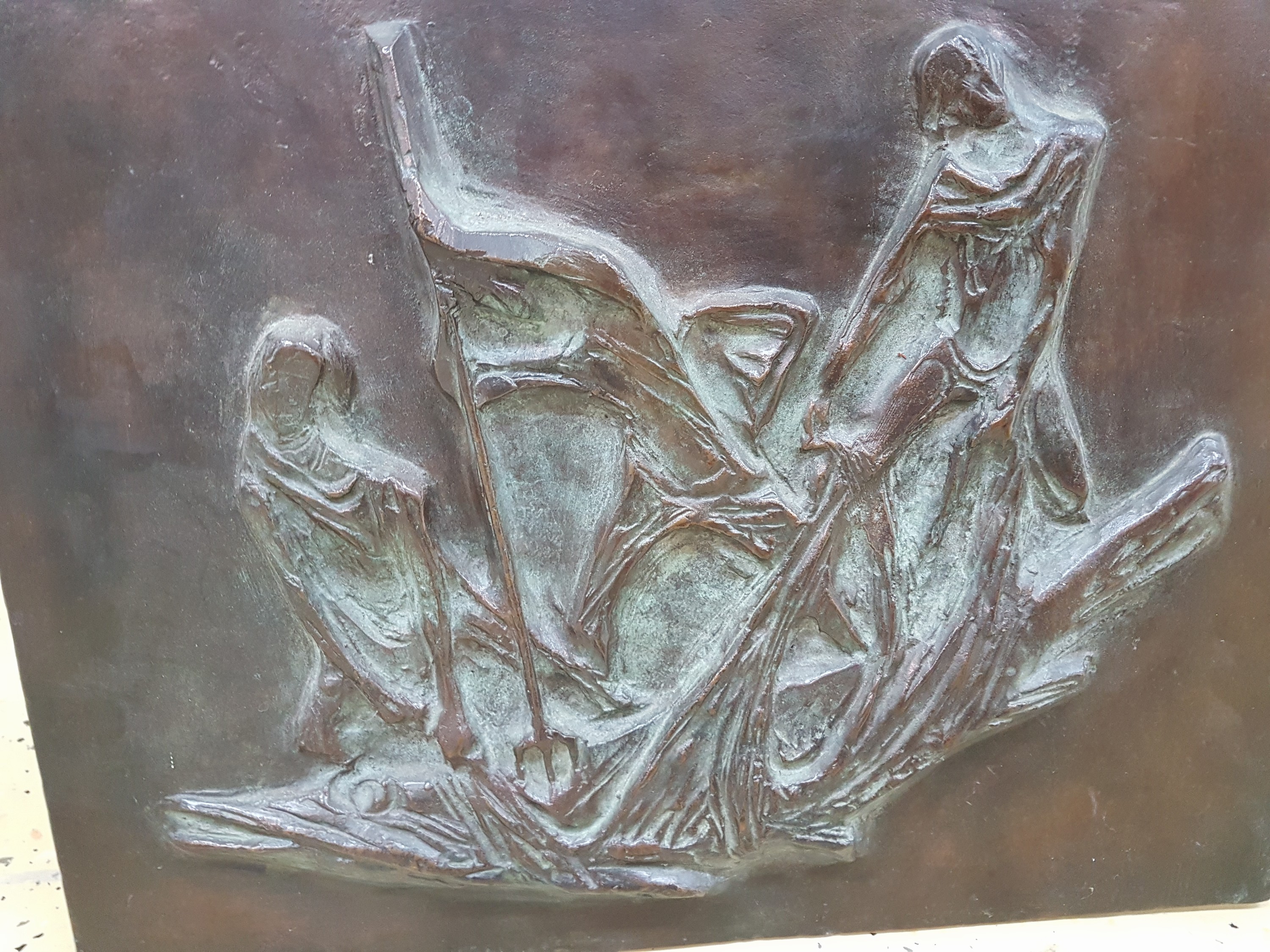 Detail e: Bronzerelief von Richard Menges, 1910-1998 Kaiserslautern, Der große Fischzug, wohl Modell zur großen Fassadenskulptur an der Stadtsparkasse ...