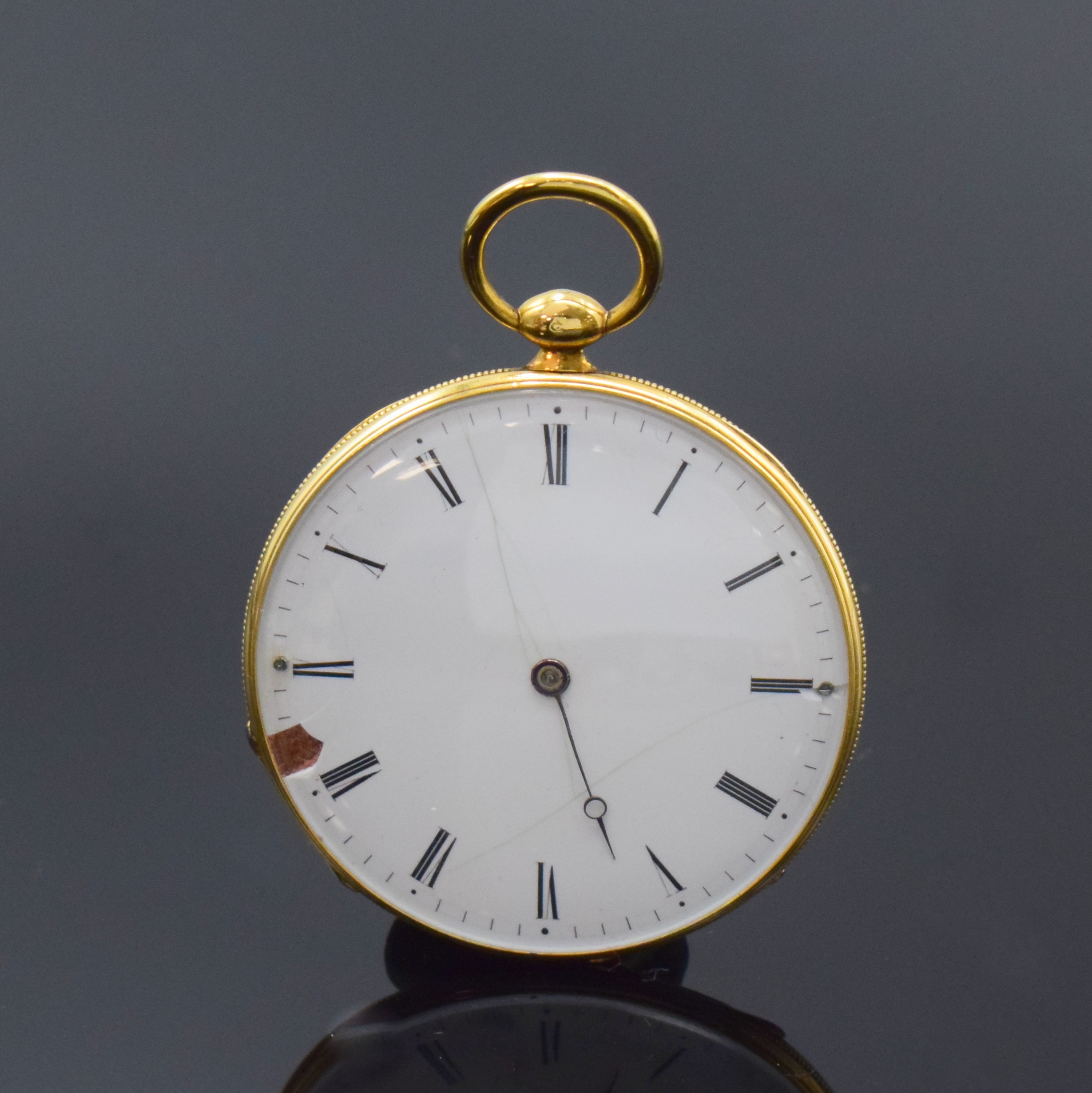 Feine, sehr flache Zylindertaschenuhr in GG 750/000, Schweiz um 1840, feinst graviertes 2-Deckel Goldgeh., Rückseite im Zentrum m. 2- farb. ...