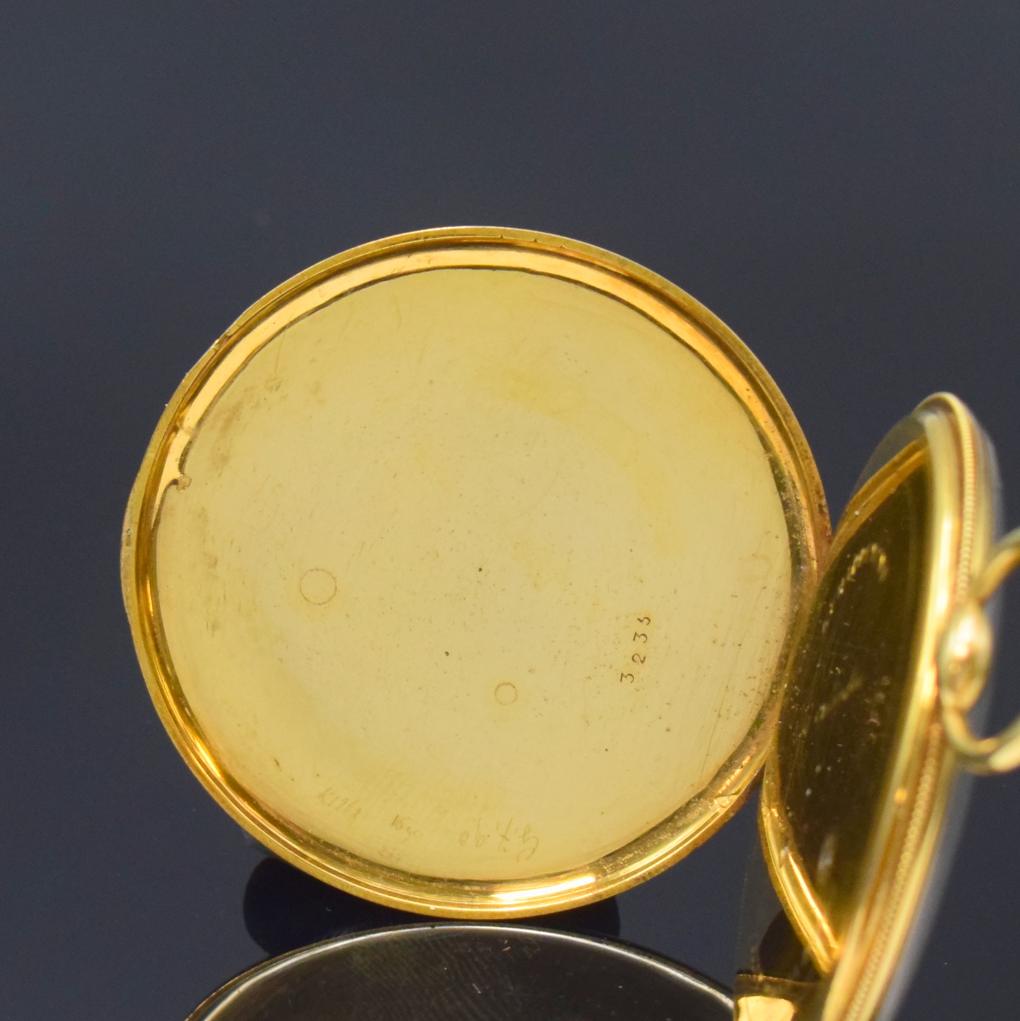 Detail b: Feine, sehr flache Zylindertaschenuhr in GG 750/000, Schweiz um 1840, feinst graviertes 2-Deckel Goldgeh., Rückseite im Zentrum m. 2- farb. ...