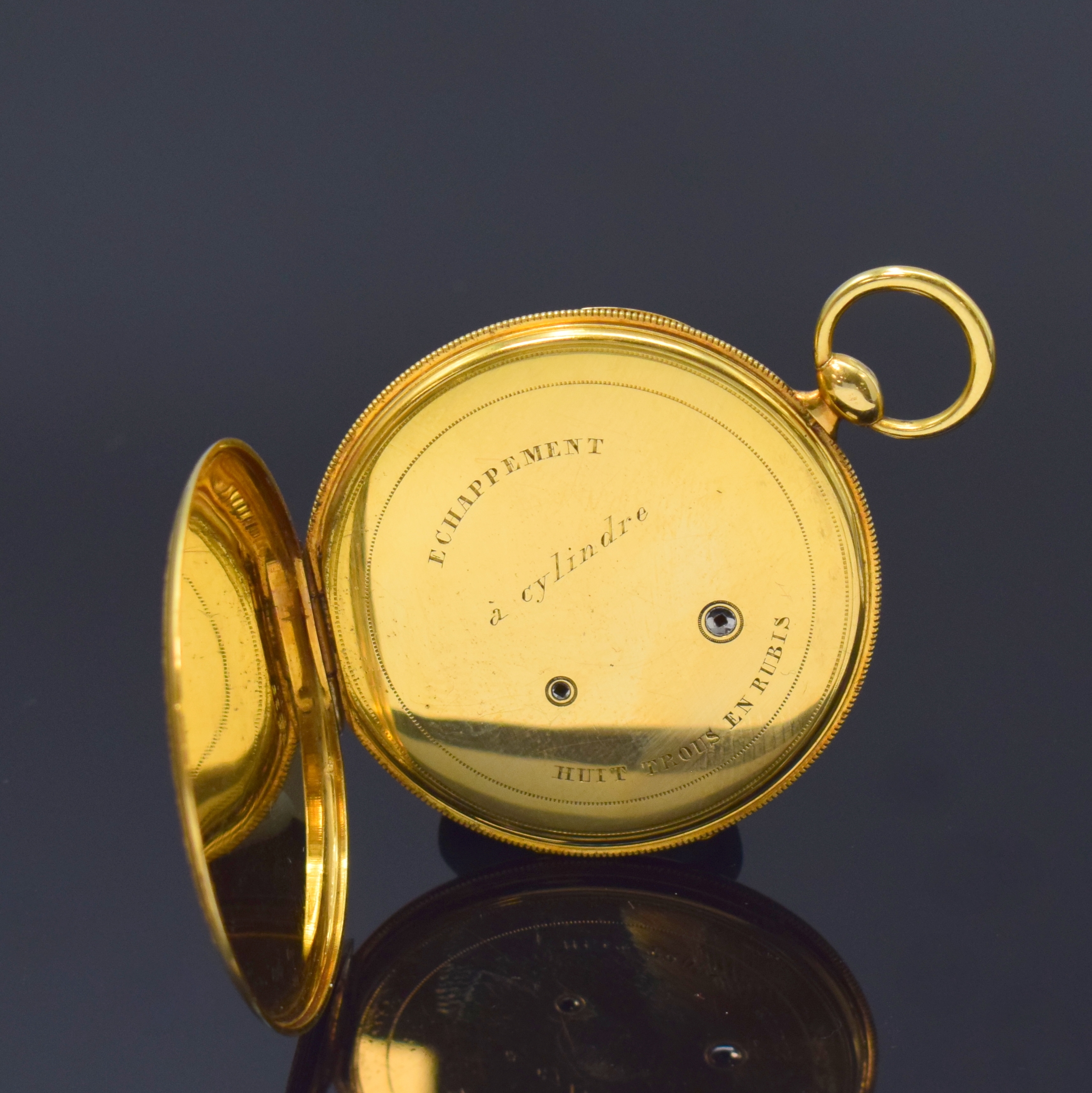 Detail c: Feine, sehr flache Zylindertaschenuhr in GG 750/000, Schweiz um 1840, feinst graviertes 2-Deckel Goldgeh., Rückseite im Zentrum m. 2- farb. ...