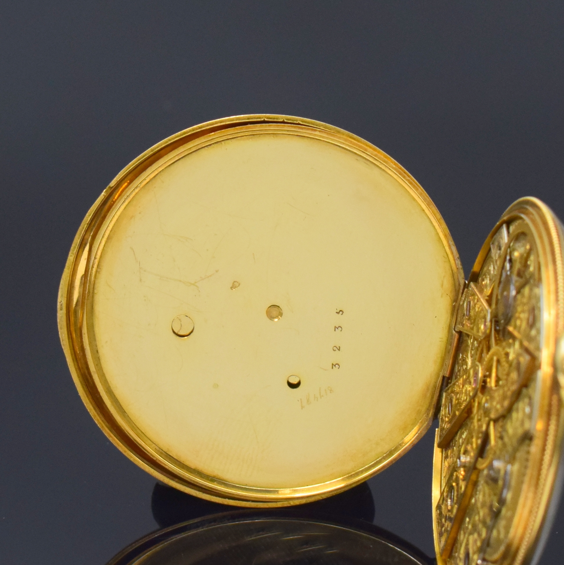 Detail d: Feine, sehr flache Zylindertaschenuhr in GG 750/000, Schweiz um 1840, feinst graviertes 2-Deckel Goldgeh., Rückseite im Zentrum m. 2- farb. ...