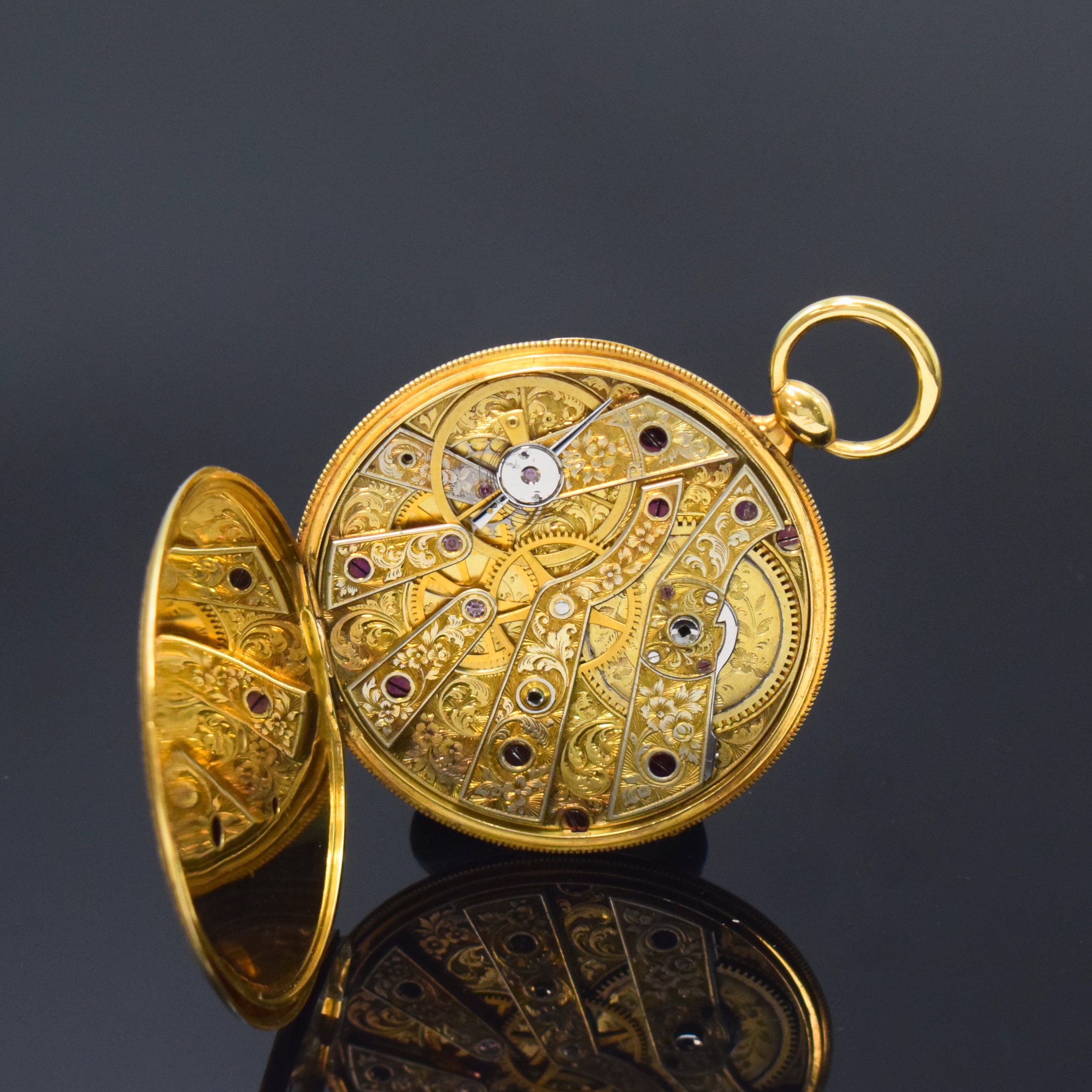 Detail e: Feine, sehr flache Zylindertaschenuhr in GG 750/000, Schweiz um 1840, feinst graviertes 2-Deckel Goldgeh., Rückseite im Zentrum m. 2- farb. ...